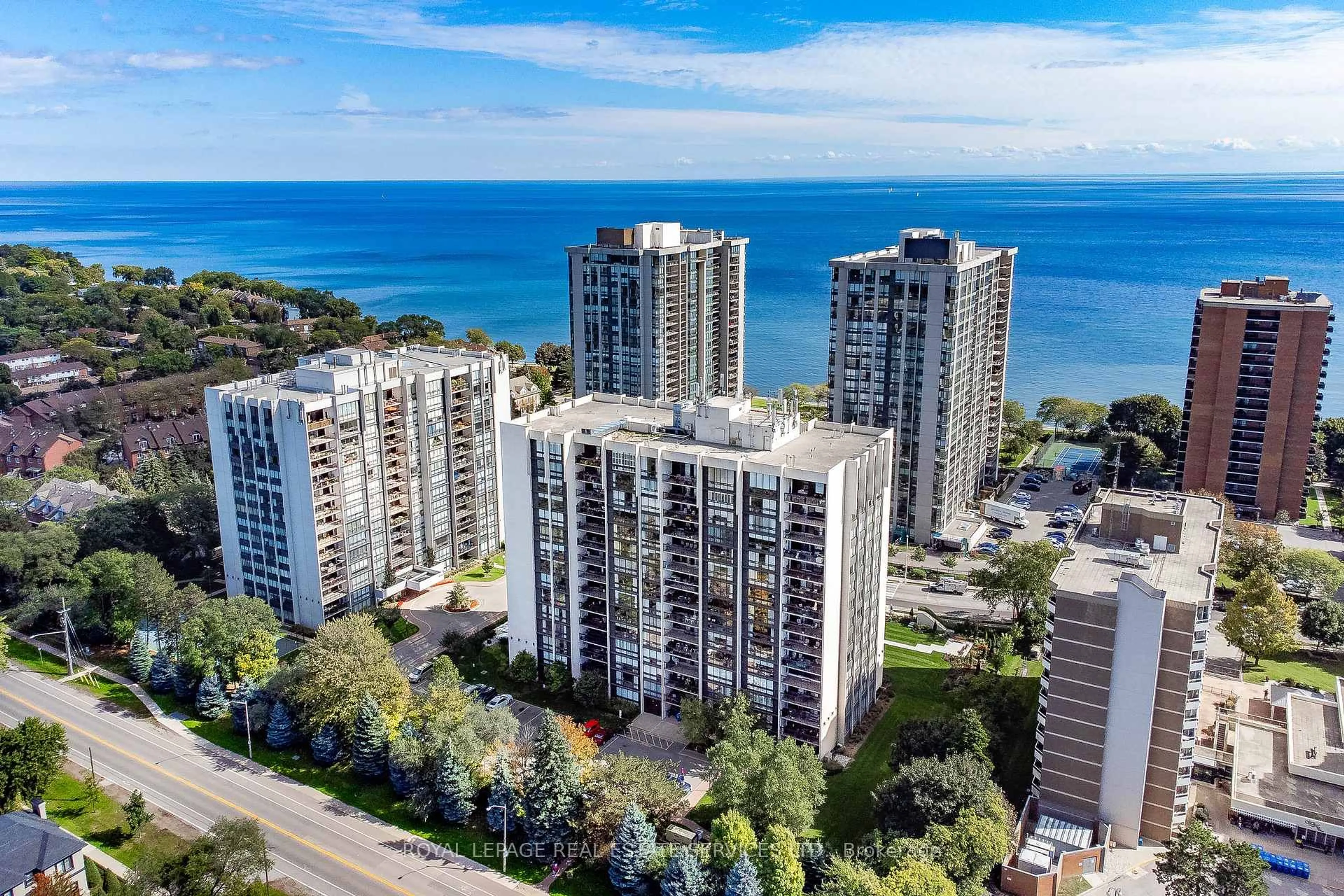 A pic from outside/outdoor area/front of a property/back of a property/a pic from drone, unknown for 2185 Marine Dr #1407, Oakville Ontario L6L 5L6