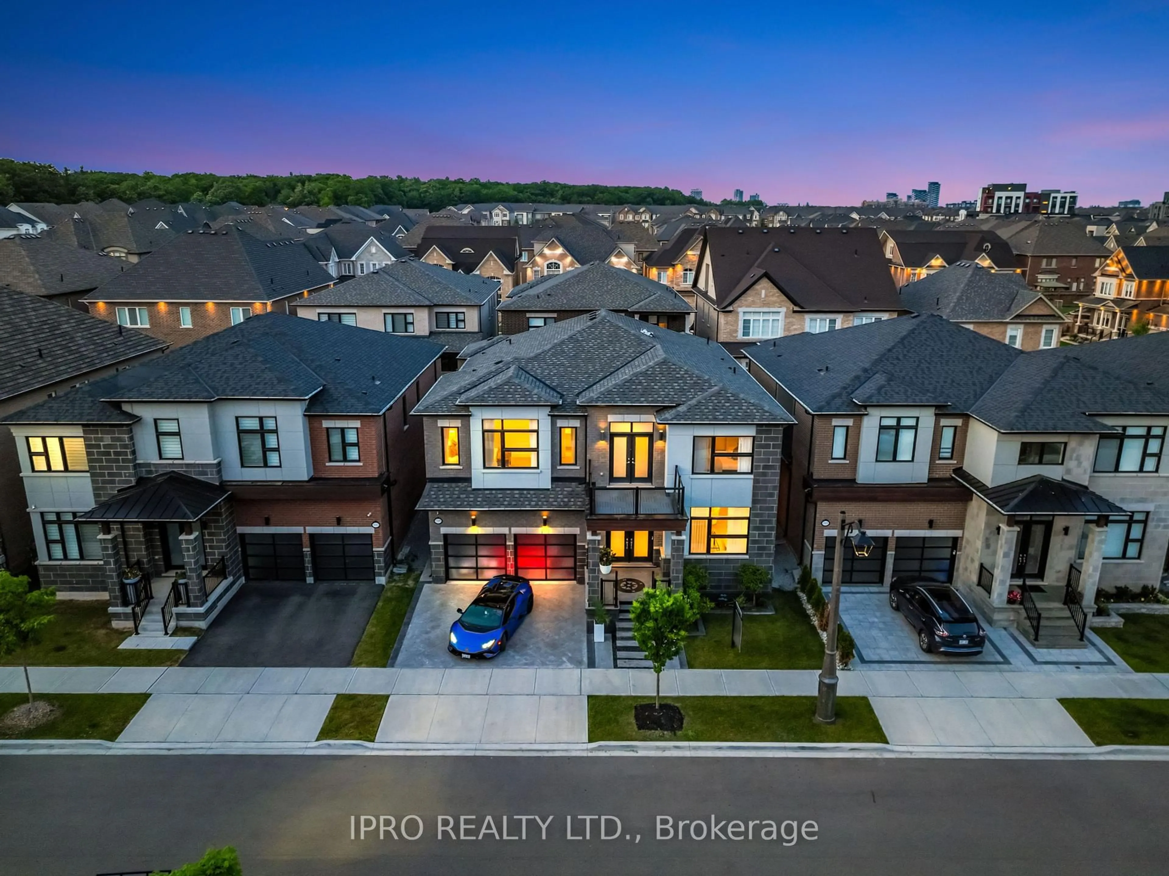 A pic from outside/outdoor area/front of a property/back of a property/a pic from drone, unknown for 3309 Sunningdale Gardens, Oakville Ontario L6M 4K3
