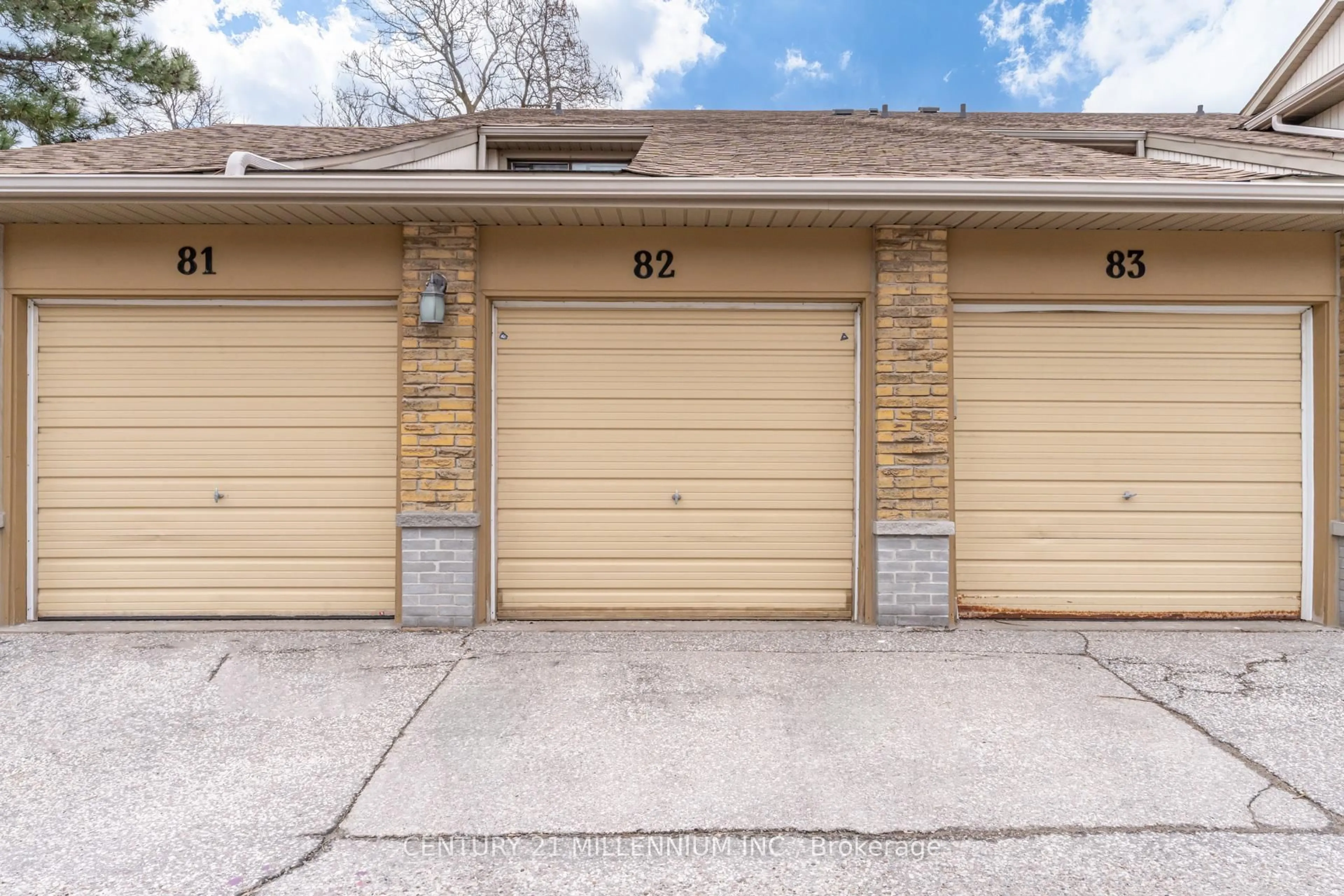 Indoor garage for 6797 Formentera Ave #82, Mississauga Ontario L5N 2L6