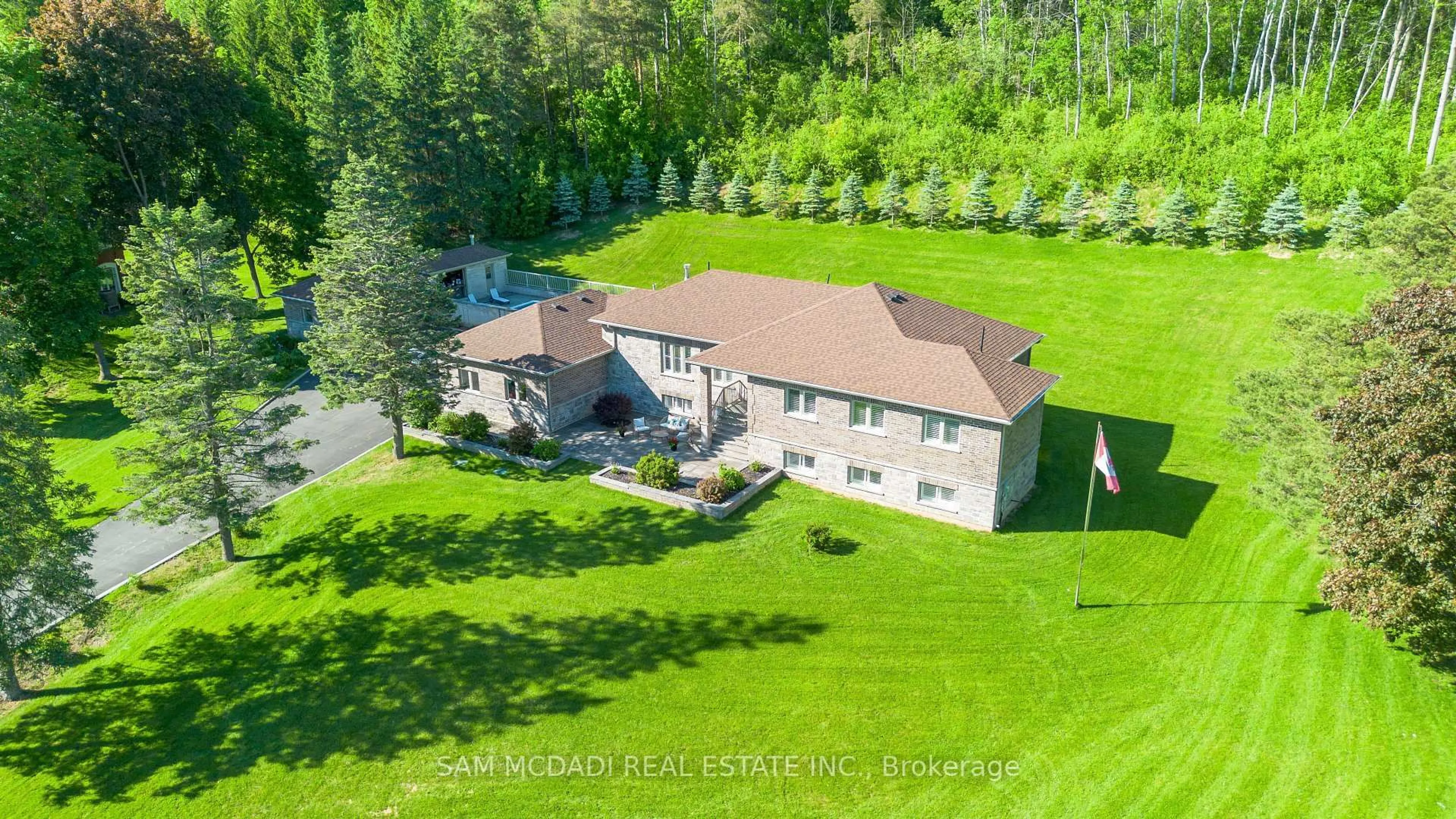 A pic from outside/outdoor area/front of a property/back of a property/a pic from drone, unknown for 395 King St, Caledon Ontario L7E 3K2