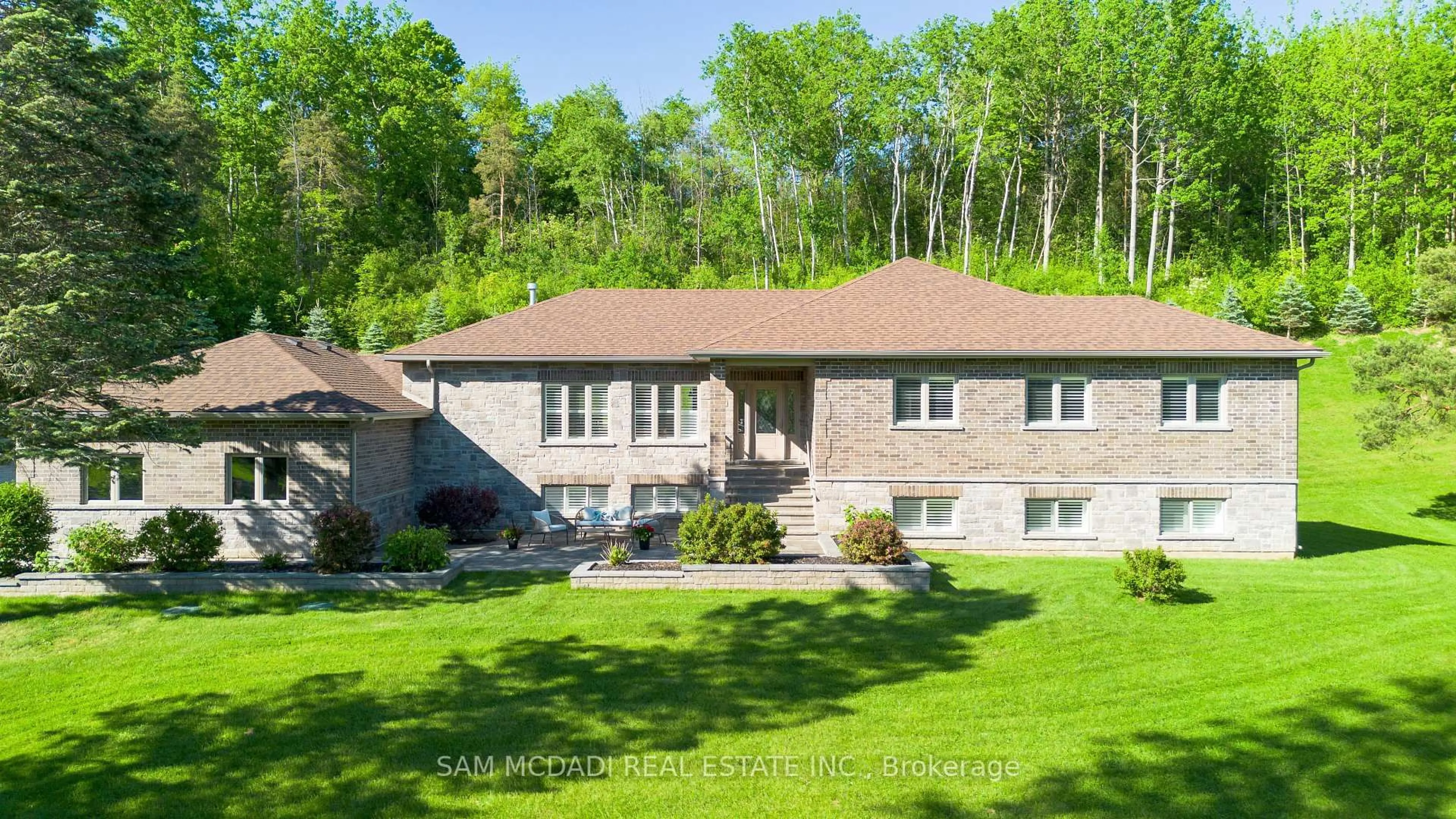 A pic from outside/outdoor area/front of a property/back of a property/a pic from drone, unknown for 395 King St, Caledon Ontario L7E 3K2