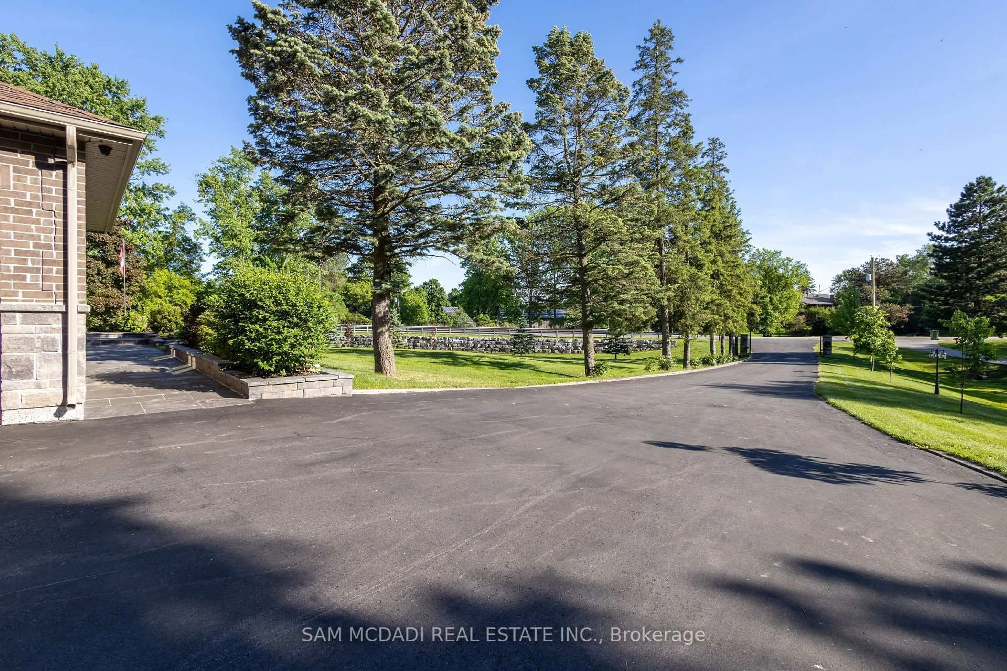 A pic from outside/outdoor area/front of a property/back of a property/a pic from drone, street for 395 King St, Caledon Ontario L7E 3K2