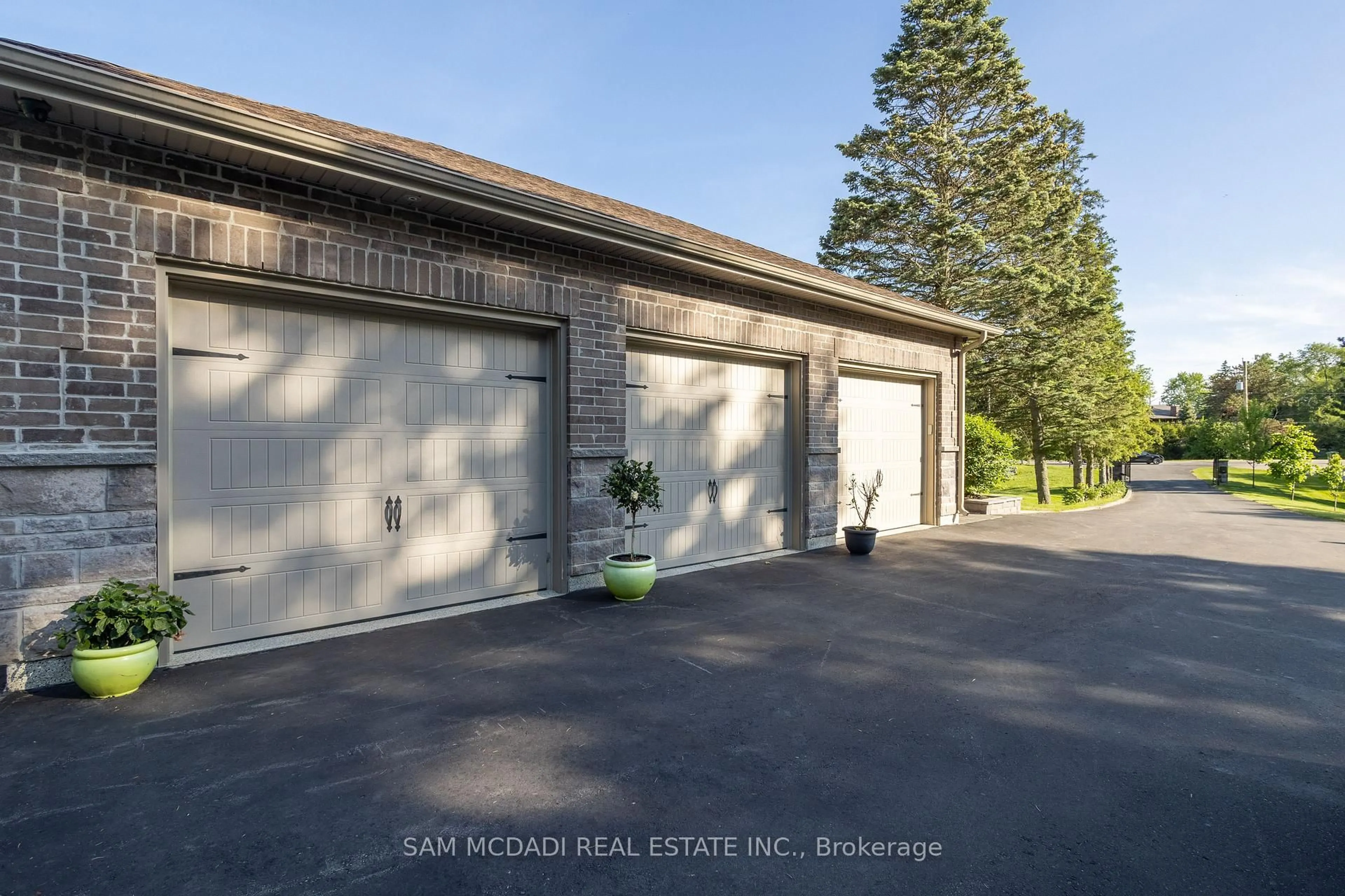 Indoor garage for 395 King St, Caledon Ontario L7E 3K2