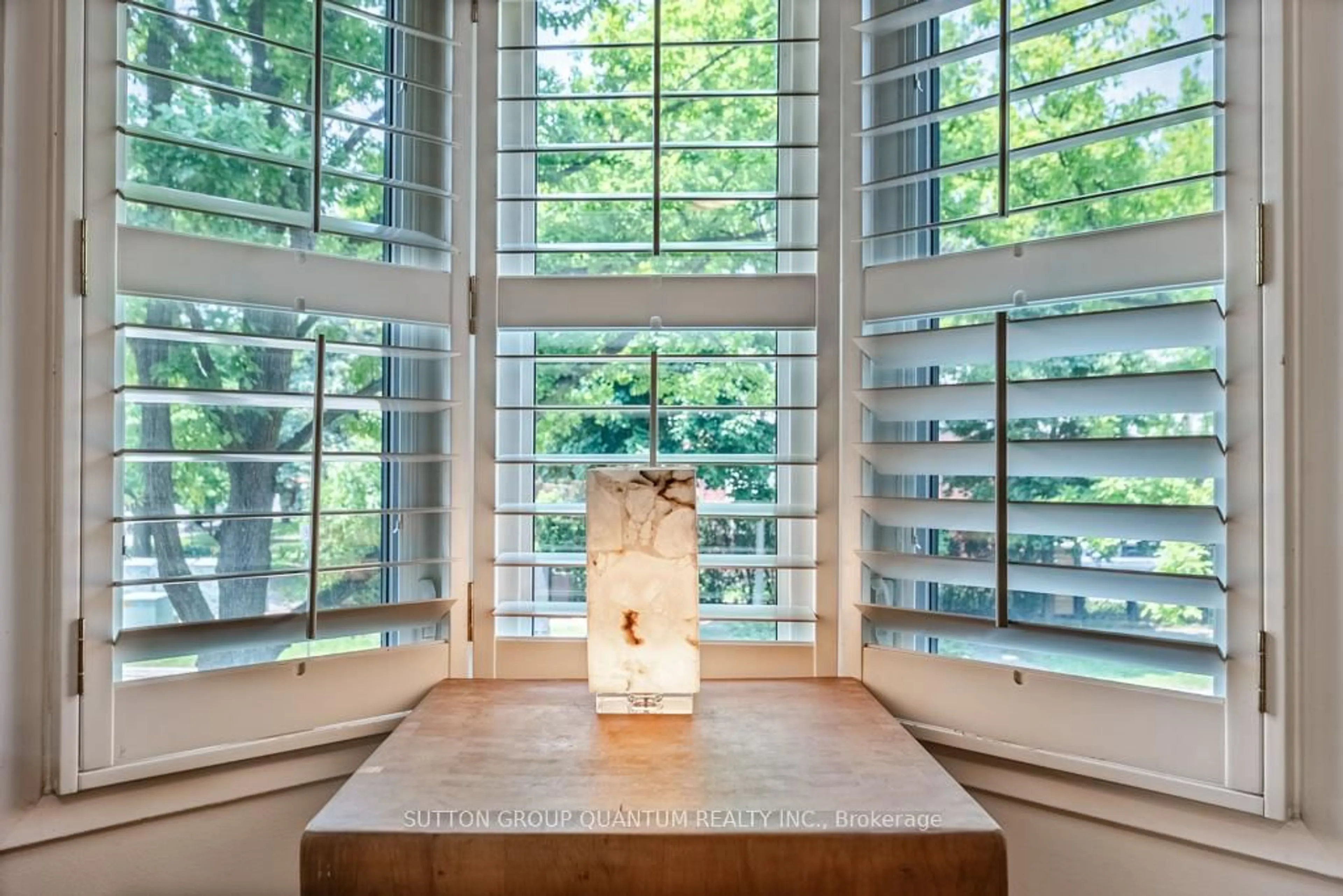 Indoor foyer for 72 Normandy Pl, Oakville Ontario L6K 2Z5