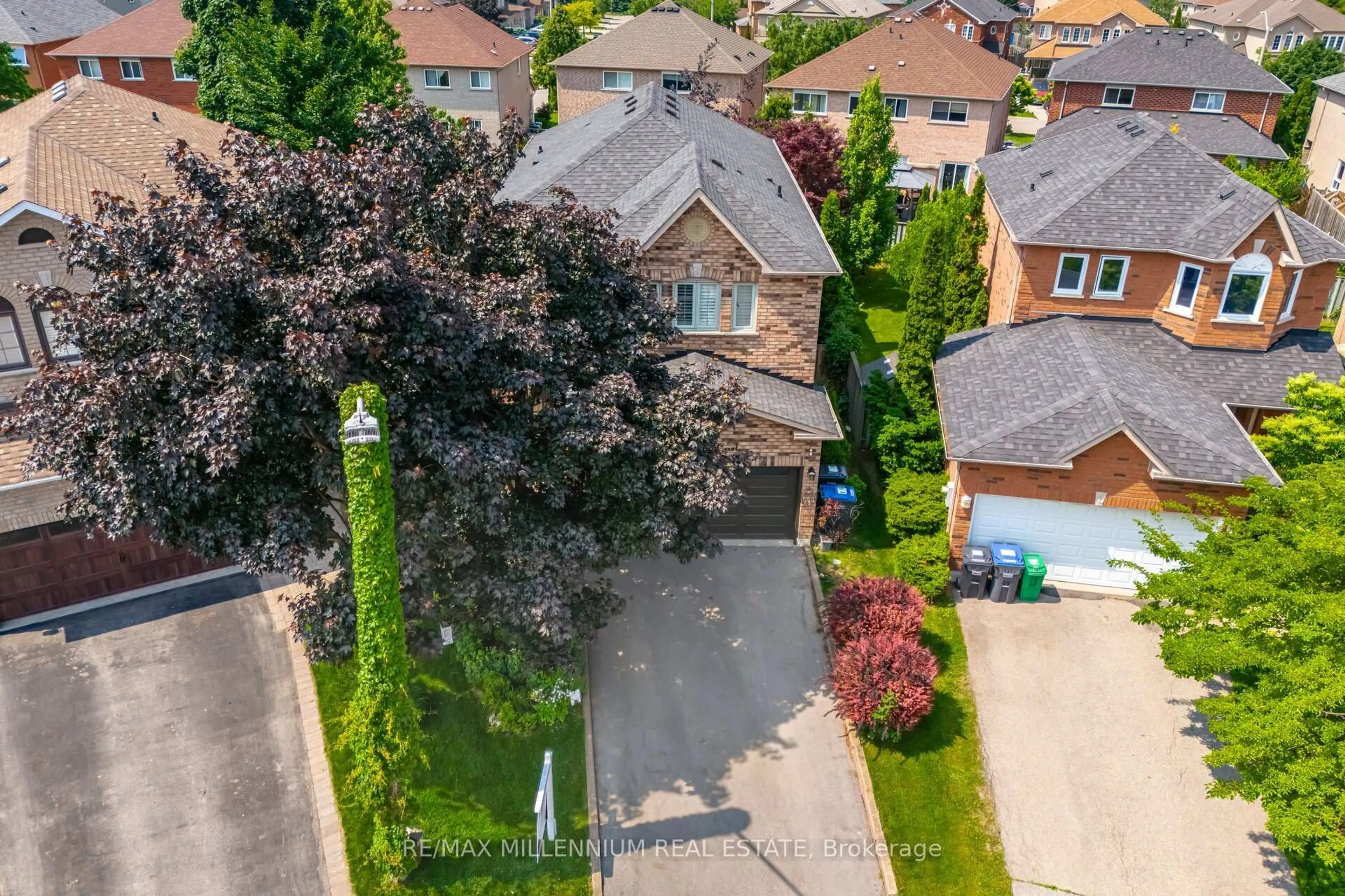 A pic from outside/outdoor area/front of a property/back of a property/a pic from drone, street for 7368 Davemark Crt, Mississauga Ontario L5N 7P3