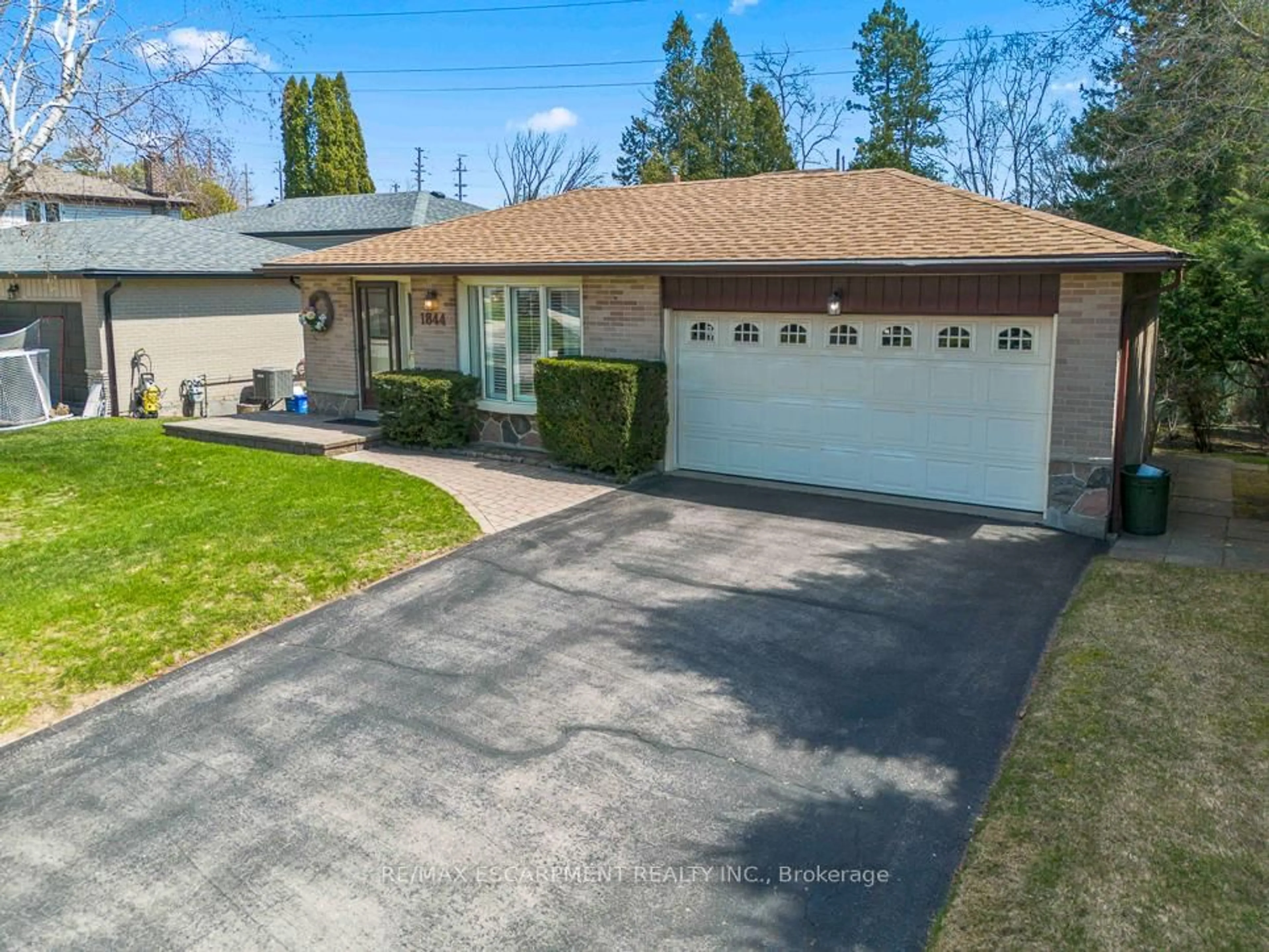 A pic from outside/outdoor area/front of a property/back of a property/a pic from drone, street for 1844 Barsuda Dr, Mississauga Ontario L5J 1V4
