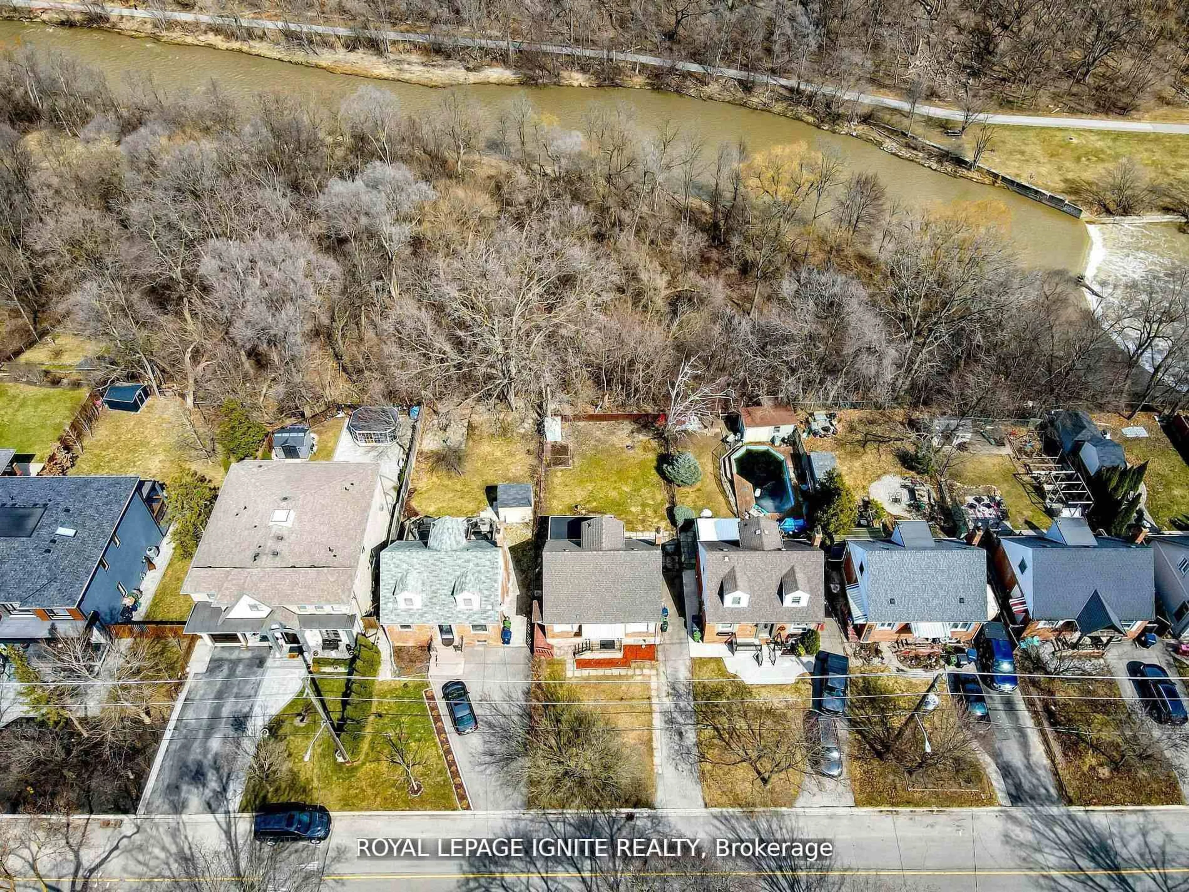 A pic from outside/outdoor area/front of a property/back of a property/a pic from drone, unknown for 53 Riverview Hts, Toronto Ontario M9P 2N3