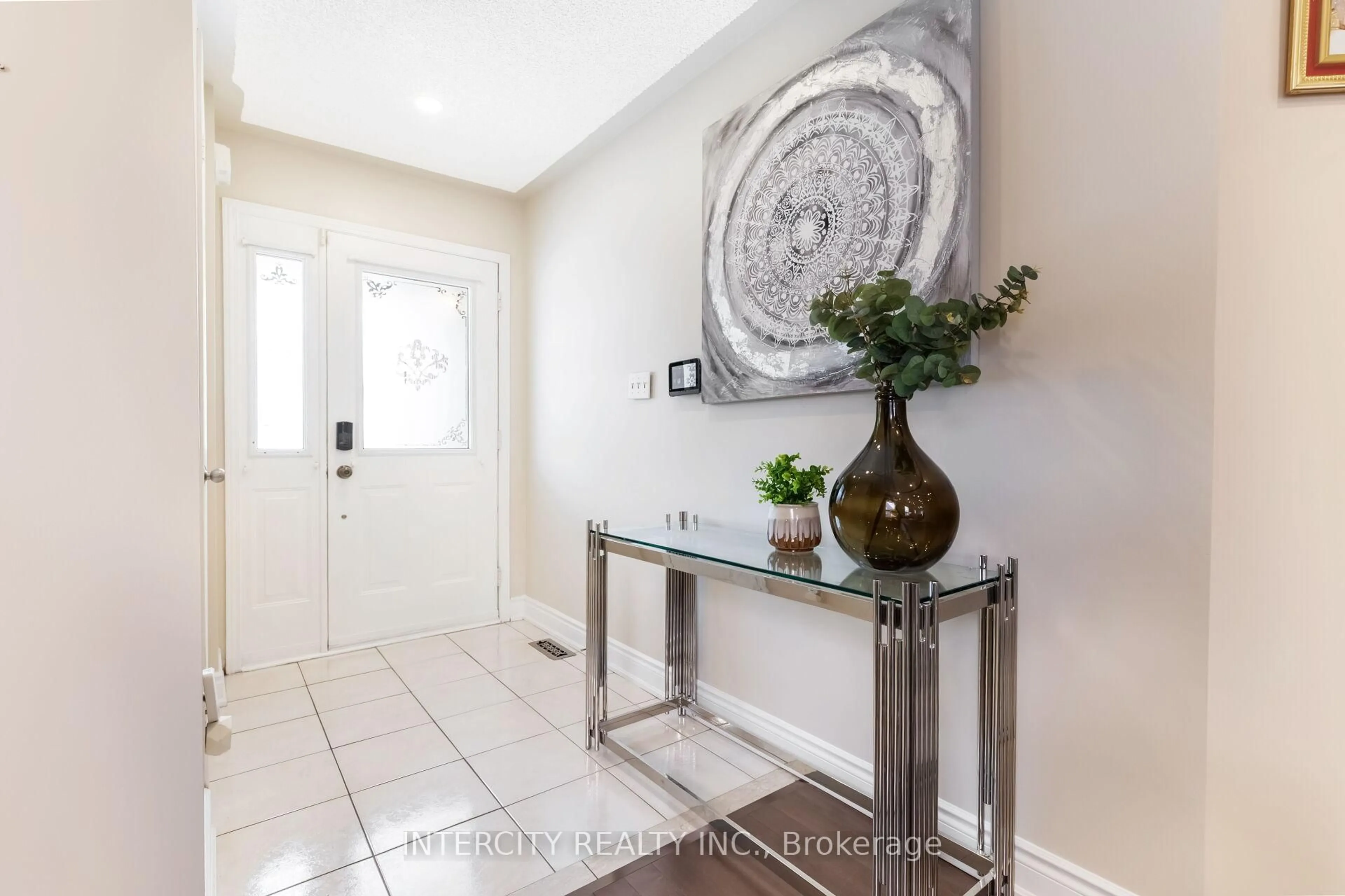 Indoor entryway for 54 Amethyst Circ, Brampton Ontario L6P 0Z3