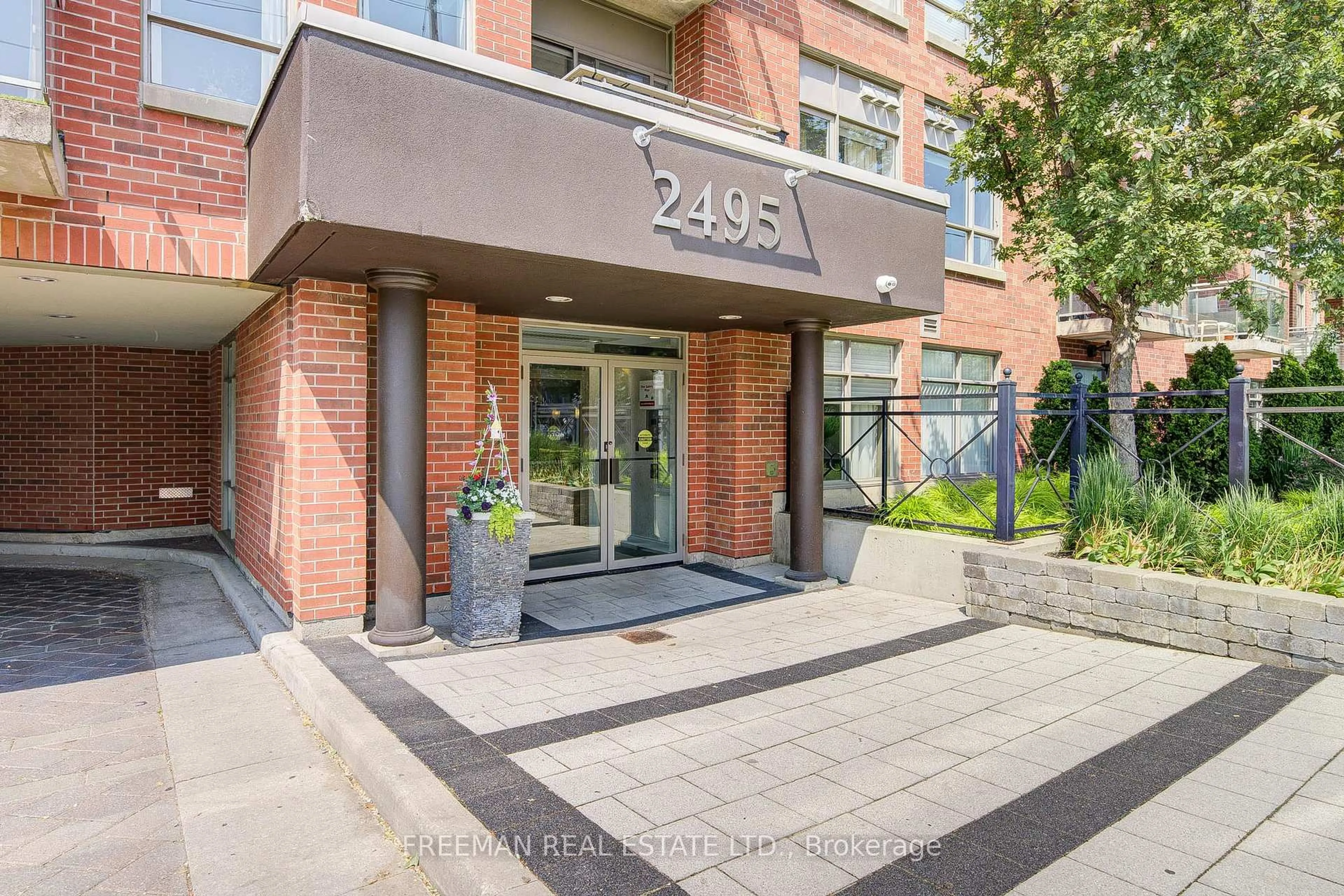 Unknown for 2495 Dundas St #221, Toronto Ontario M6P 1X4
