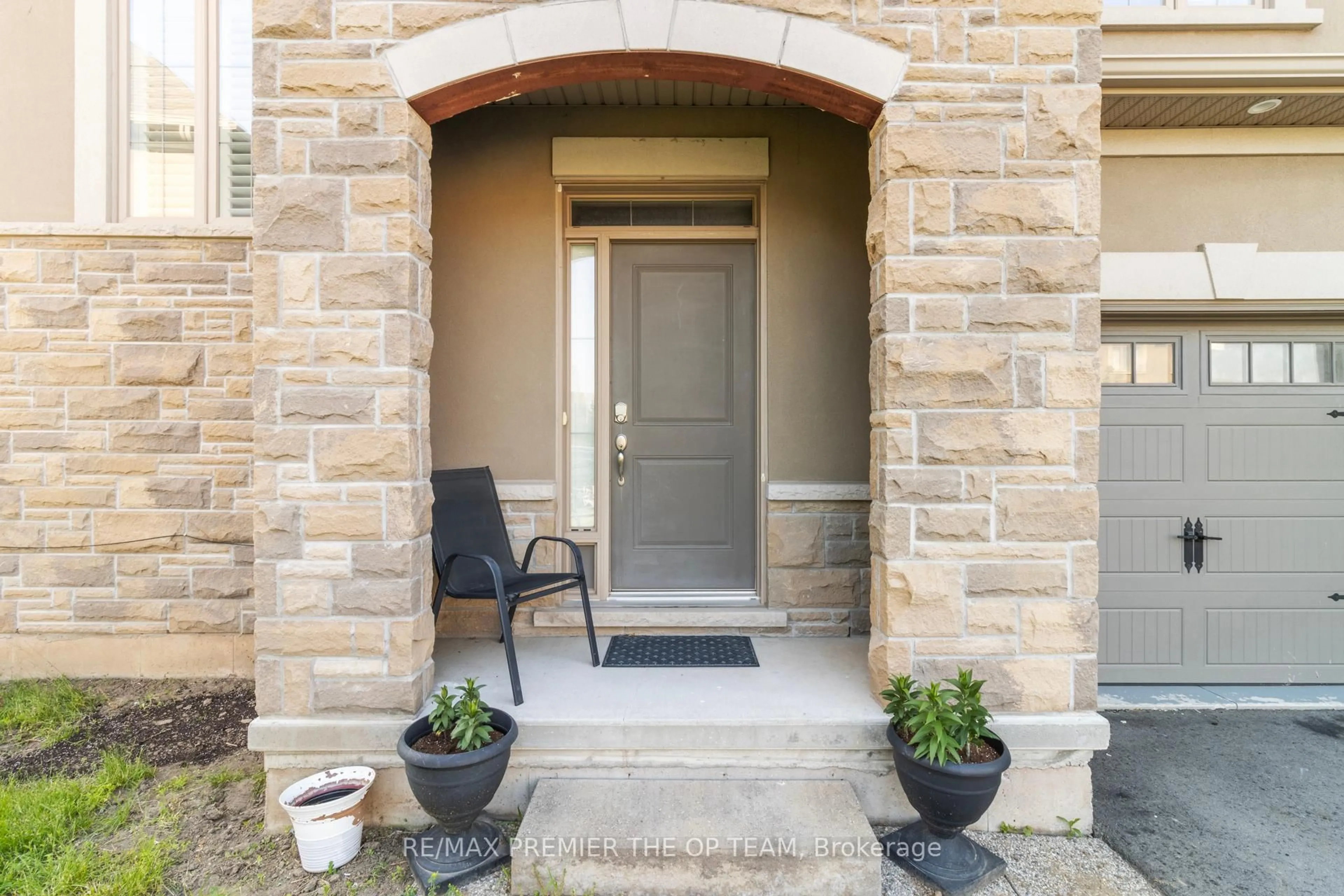 Indoor entryway for 2386 Natasha Circ, Oakville Ontario L6M 1P2