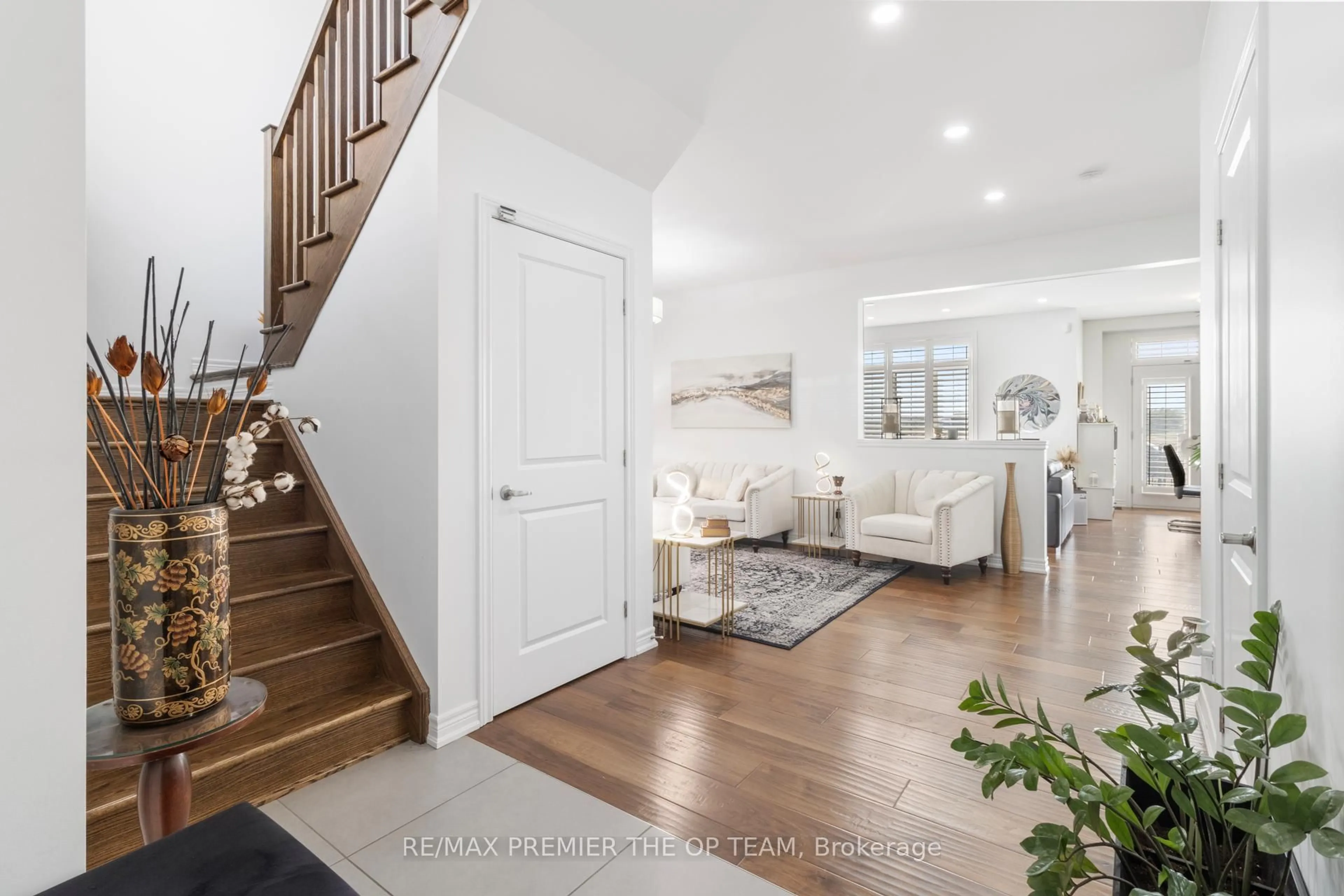 Indoor entryway for 2386 Natasha Circ, Oakville Ontario L6M 1P2