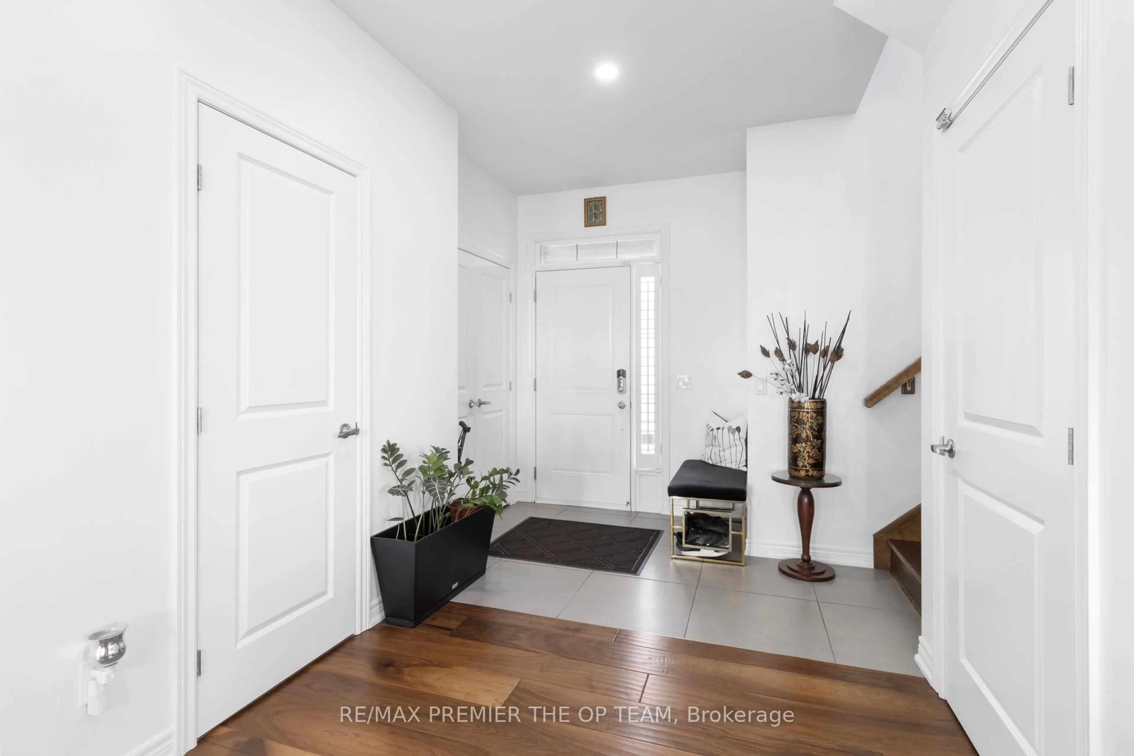 Indoor entryway for 2386 Natasha Circ, Oakville Ontario L6M 1P2
