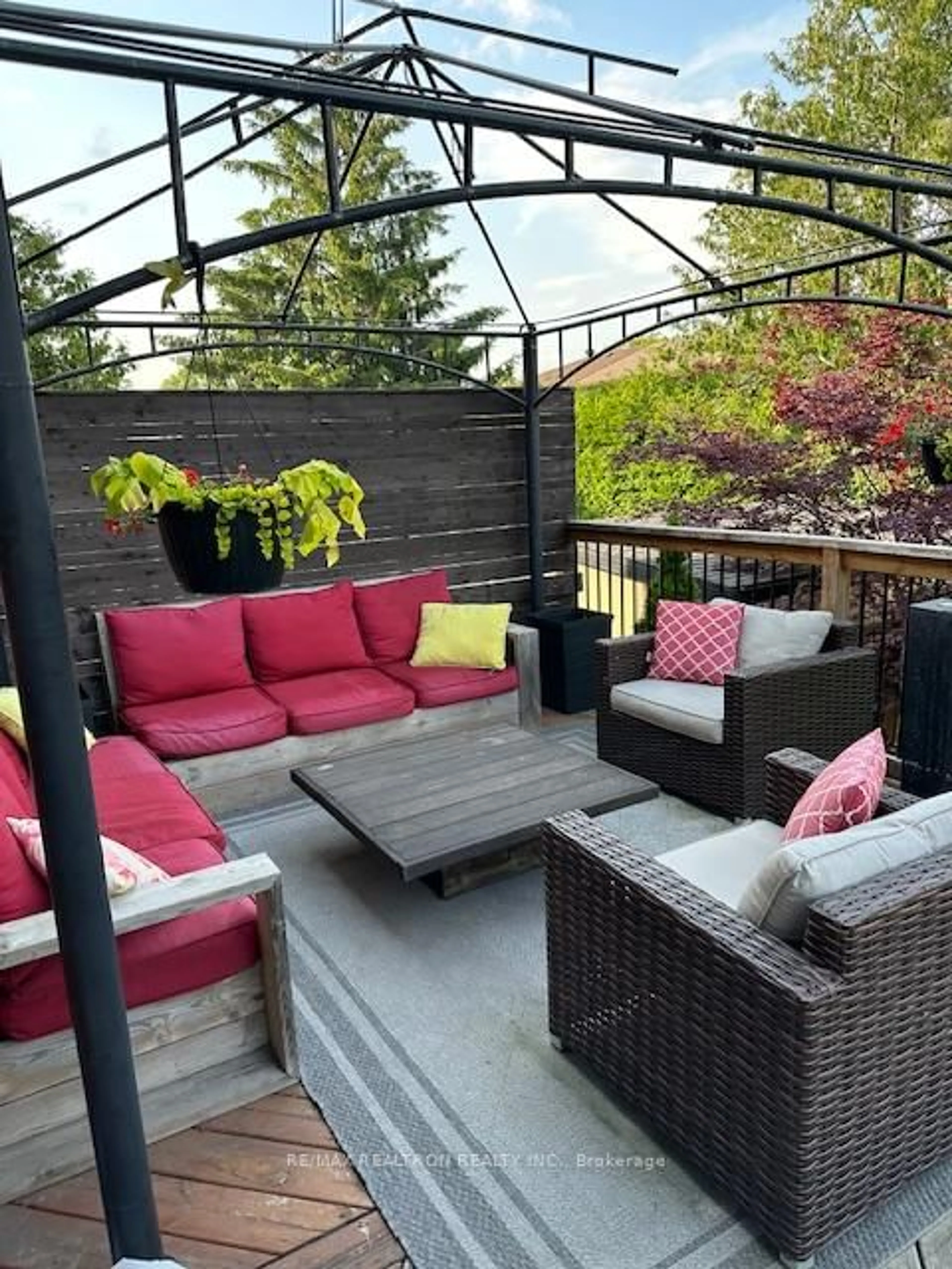 Patio, street for 1024 Syeston Crt, Mississauga Ontario L4Y 2W1