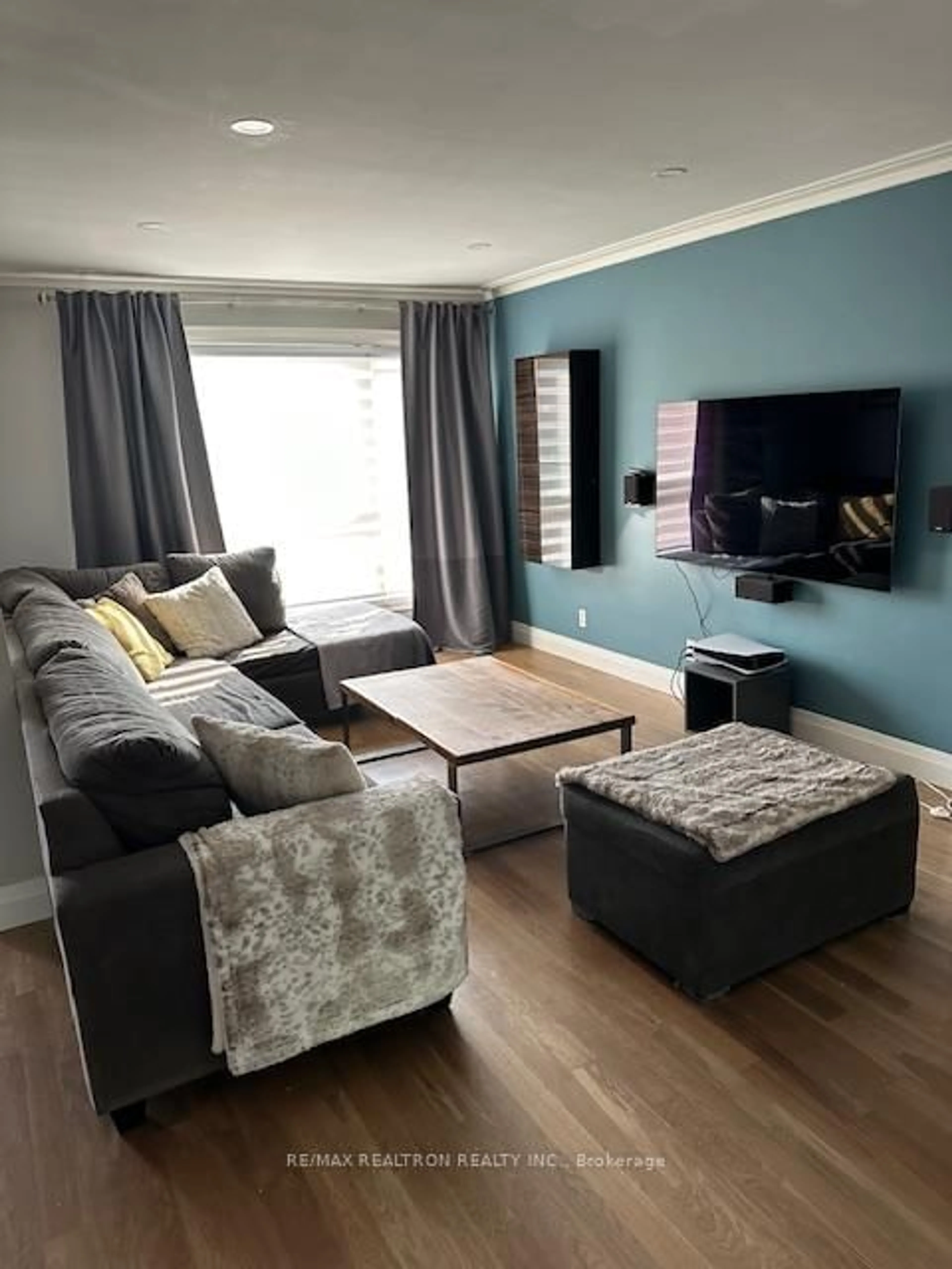 Living room with furniture, wood/laminate floor for 1024 Syeston Crt, Mississauga Ontario L4Y 2W1