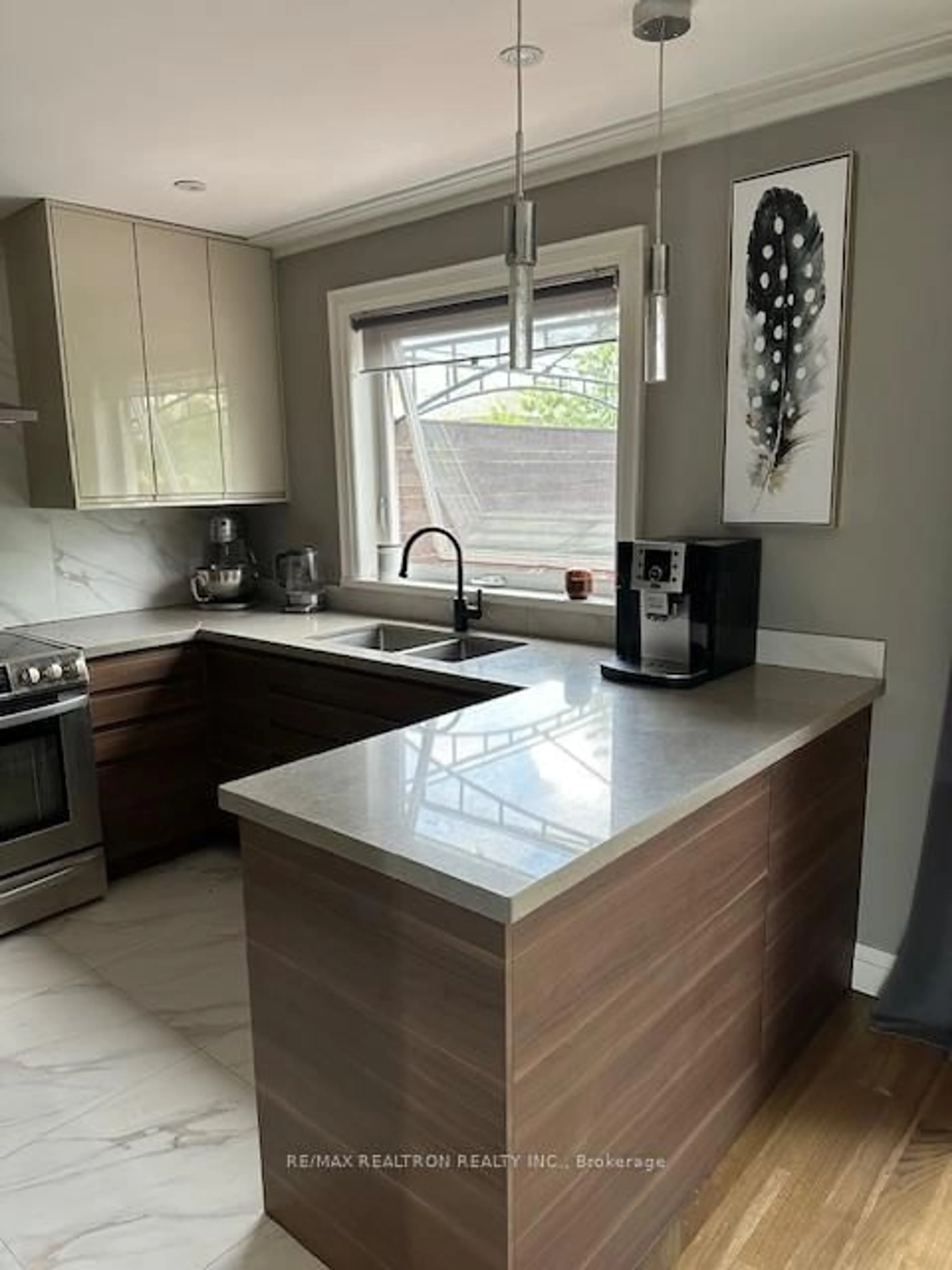 Contemporary kitchen, ceramic/tile floor for 1024 Syeston Crt, Mississauga Ontario L4Y 2W1