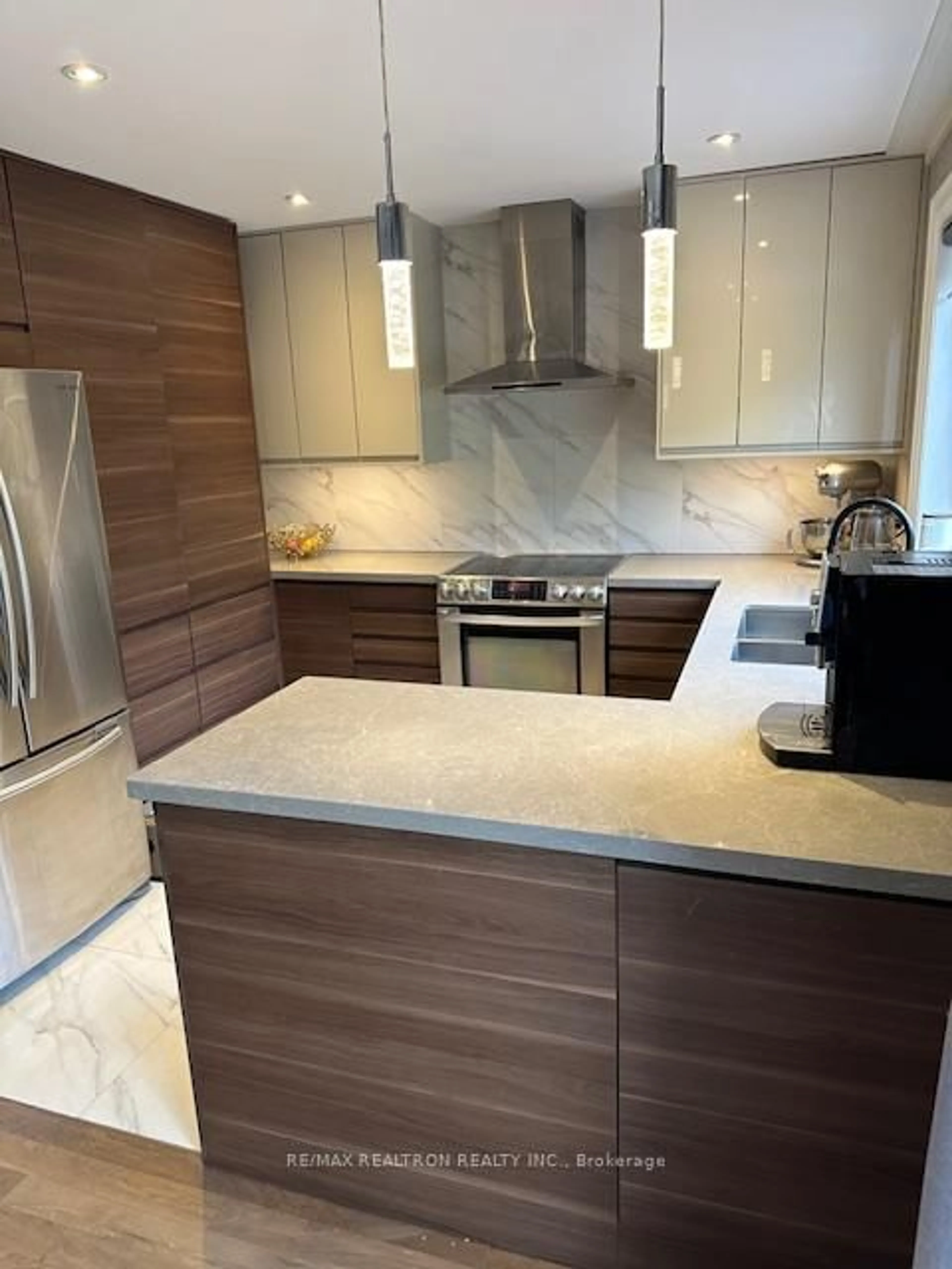 Contemporary kitchen, unknown for 1024 Syeston Crt, Mississauga Ontario L4Y 2W1