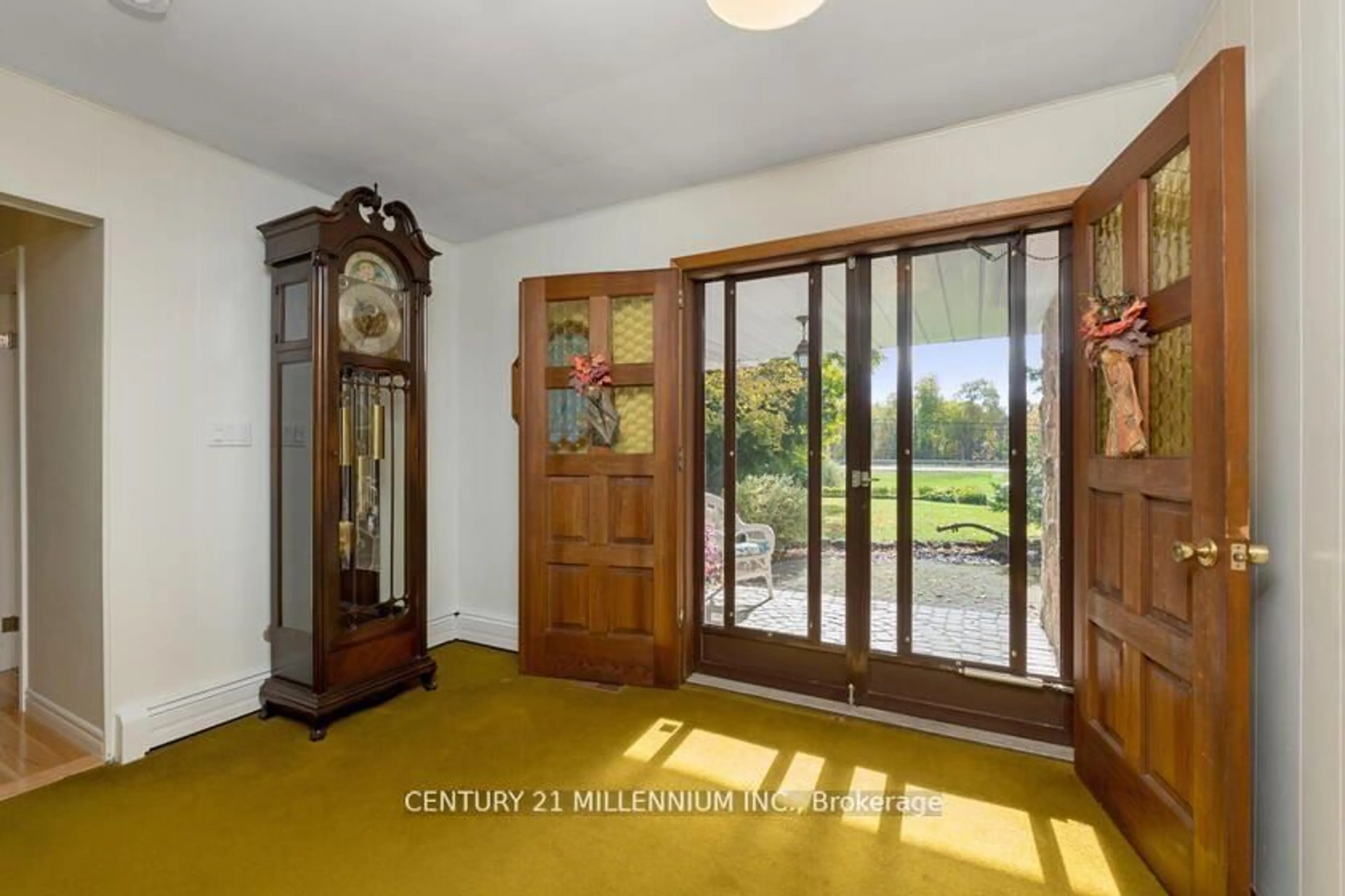 Indoor foyer for 1264 Olde Base Line Rd, Caledon Ontario L7C 0J1