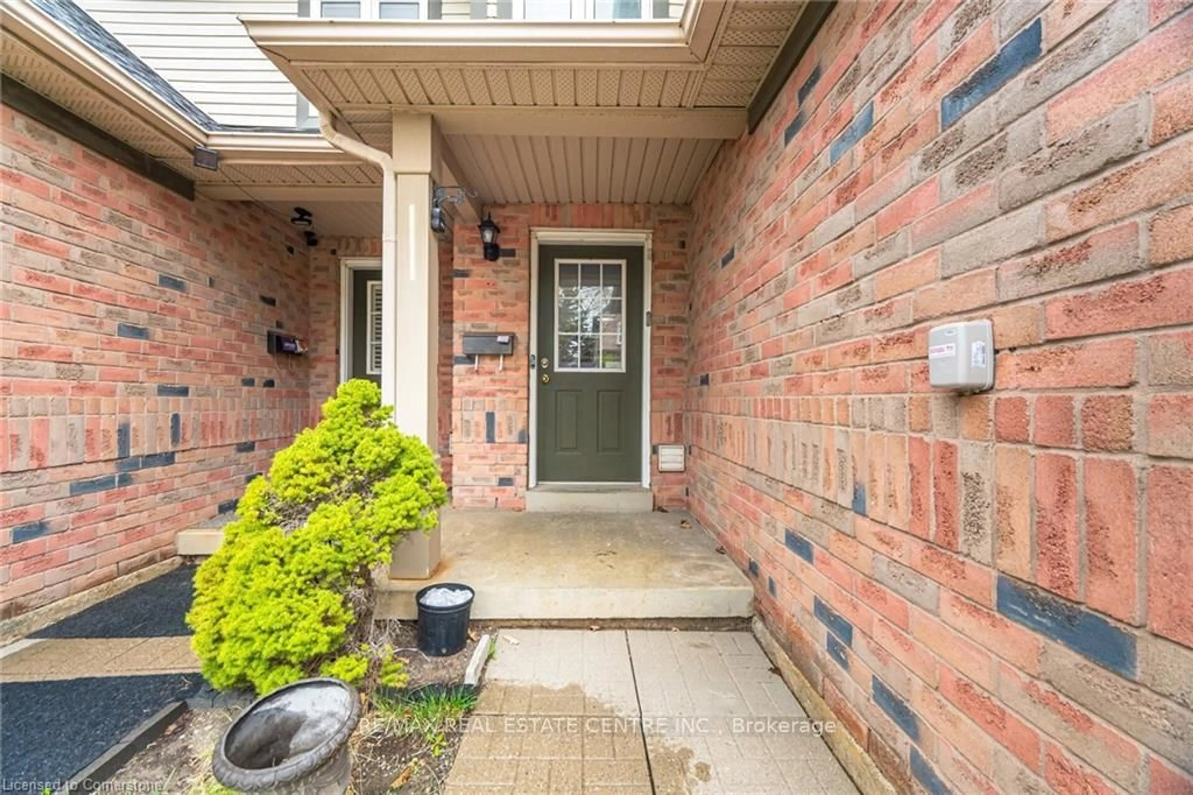 Indoor entryway for 5255 Guildwood Way #62, Mississauga Ontario L5R 4A8