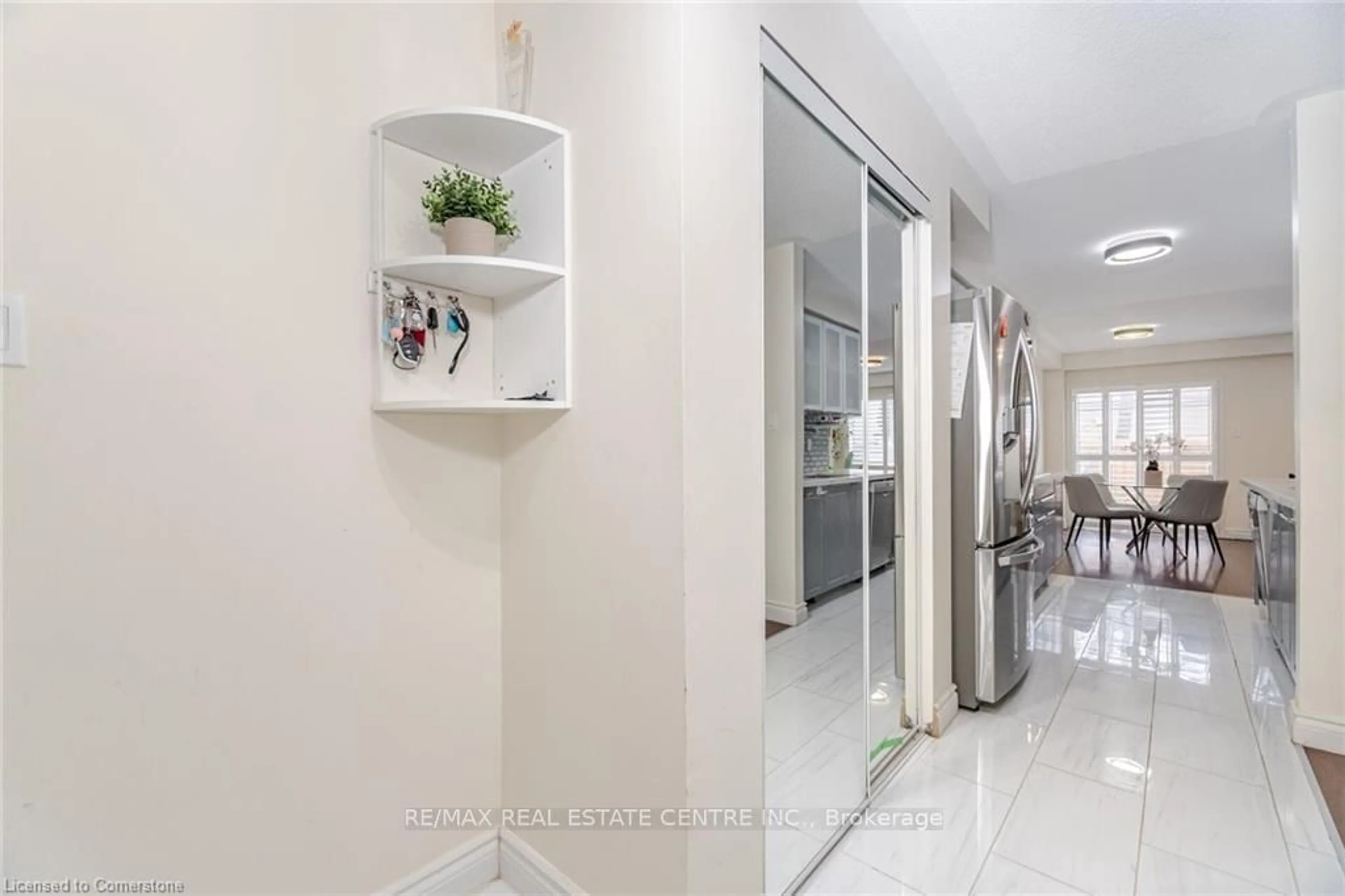 Indoor foyer for 5255 Guildwood Way #62, Mississauga Ontario L5R 4A8