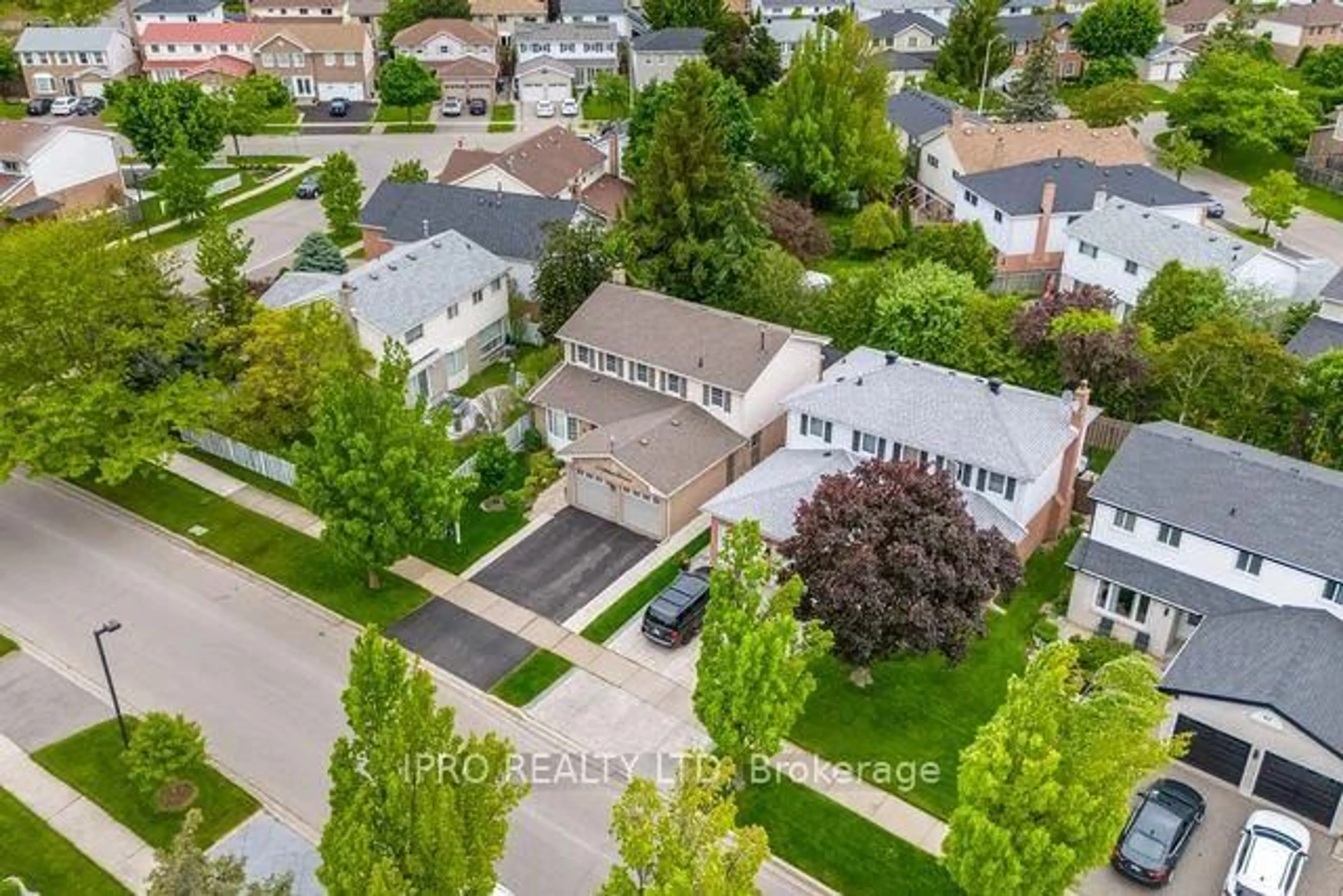 A pic from outside/outdoor area/front of a property/back of a property/a pic from drone, street for 67 Mikado Cres, Brampton Ontario L6S 3R5