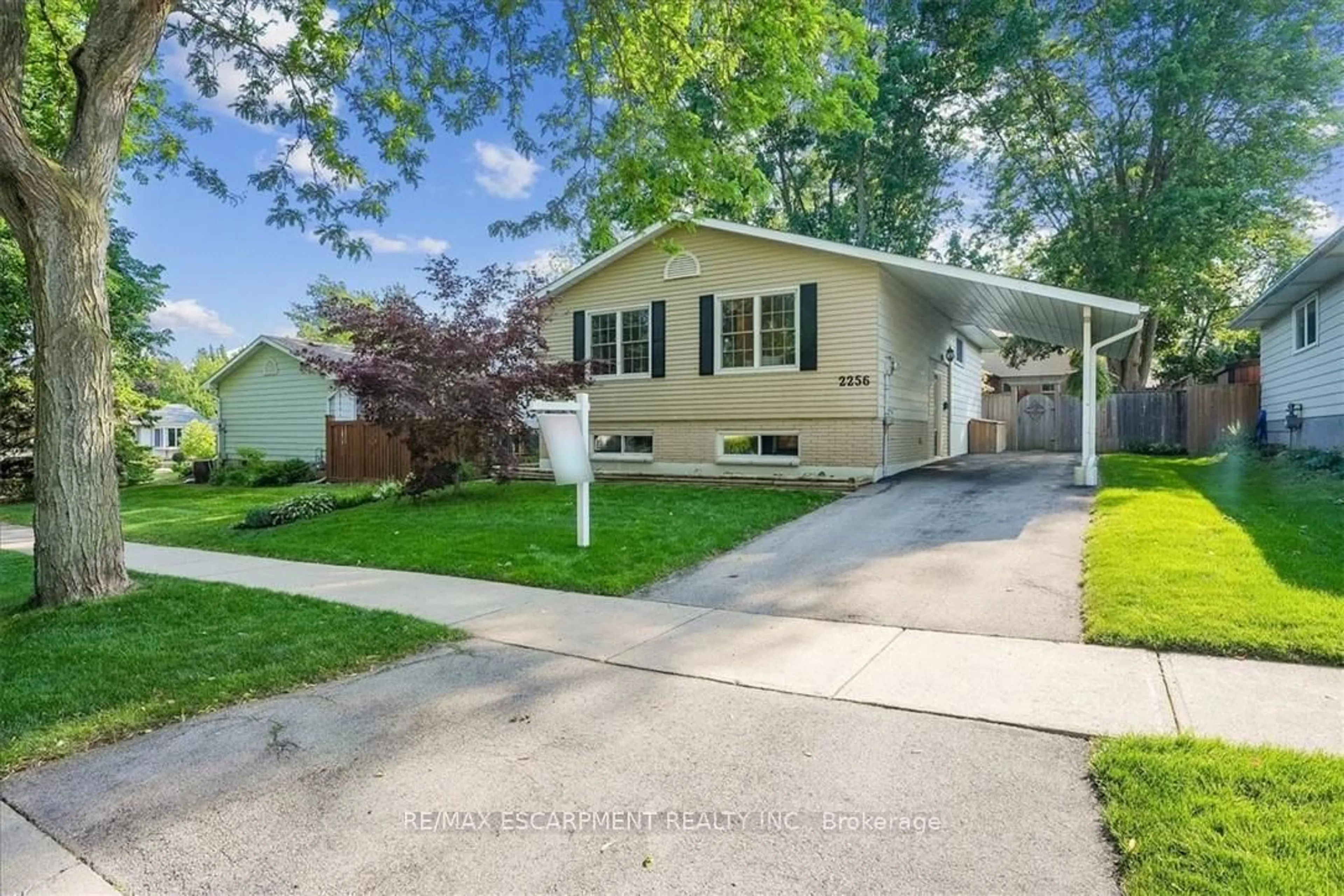 Home with vinyl exterior material, street for 2256 Sheffield Dr, Burlington Ontario L7P 2X3