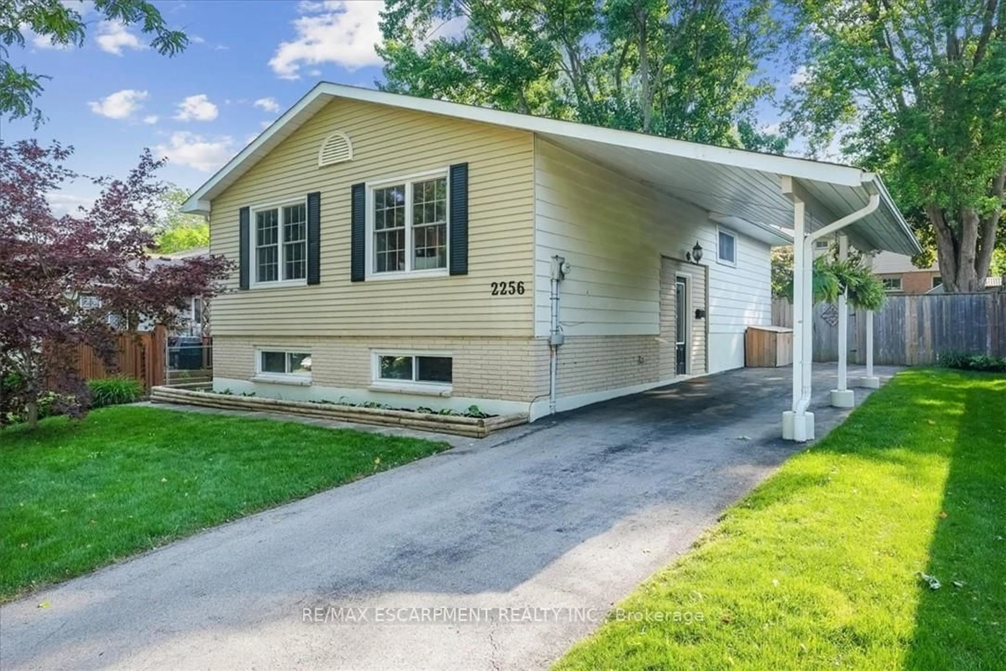 Home with vinyl exterior material, street for 2256 Sheffield Dr, Burlington Ontario L7P 2X3