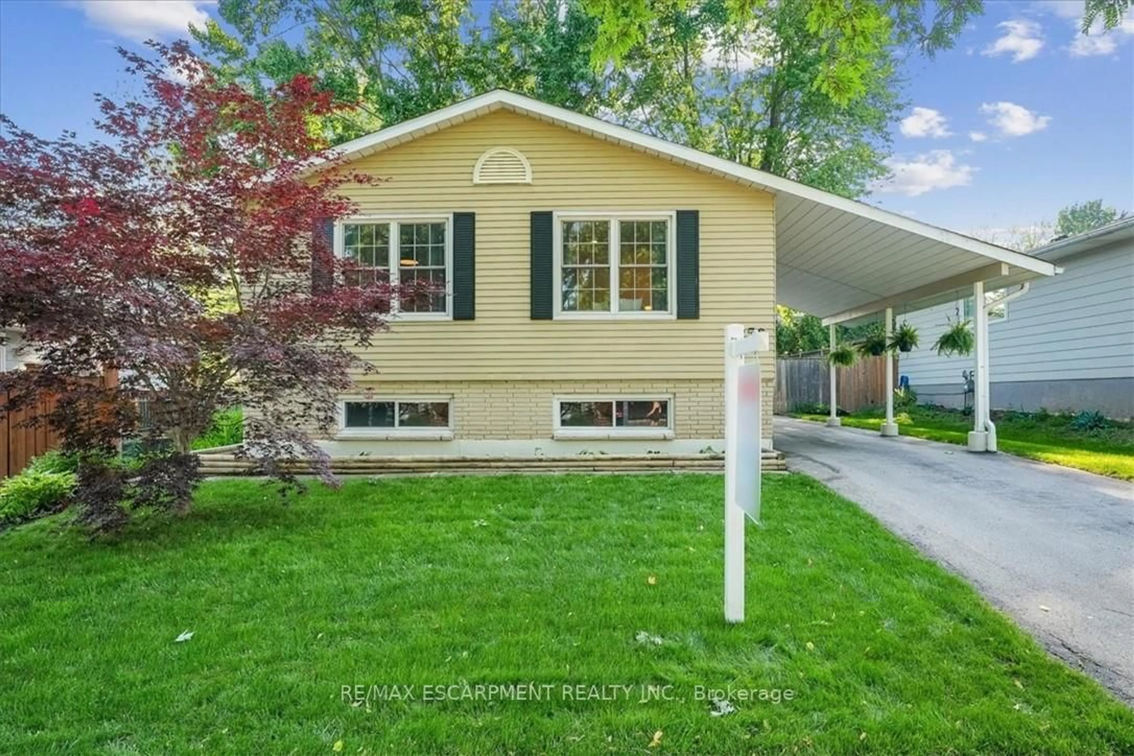Home with vinyl exterior material, street for 2256 Sheffield Dr, Burlington Ontario L7P 2X3