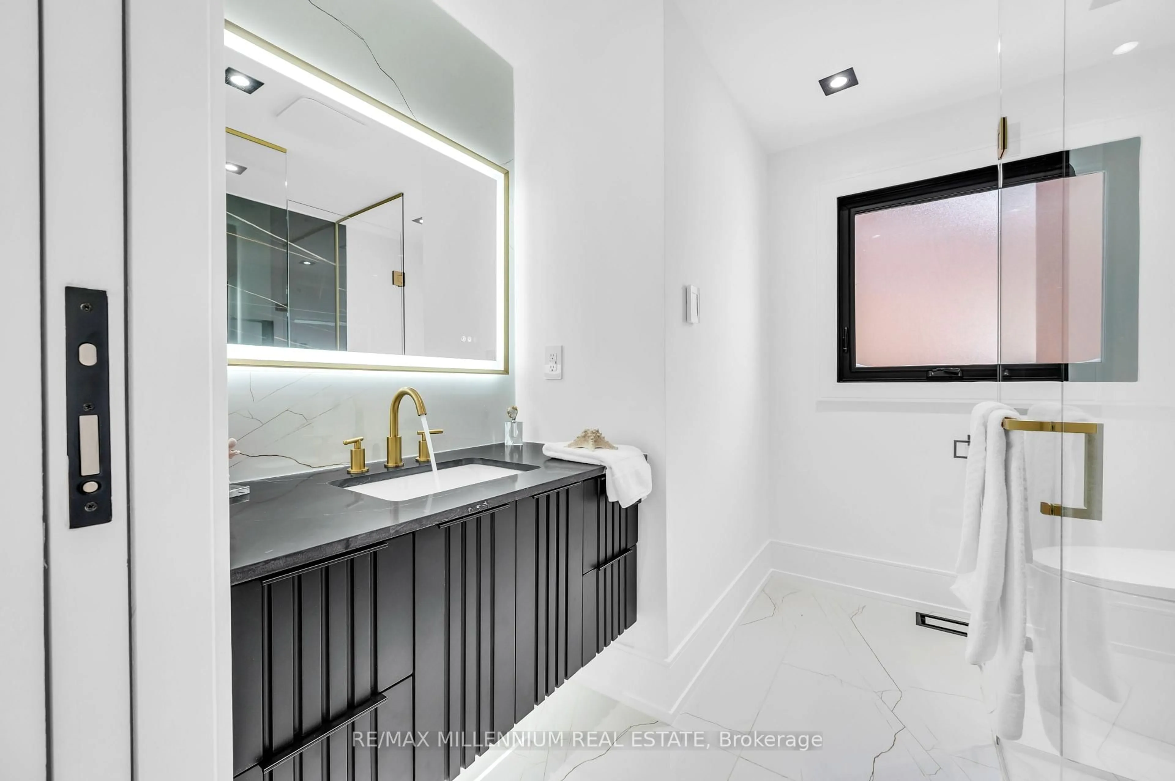 Contemporary bathroom, ceramic/tile floor for 2893 Folkway Dr, Mississauga Ontario L5L 2H2