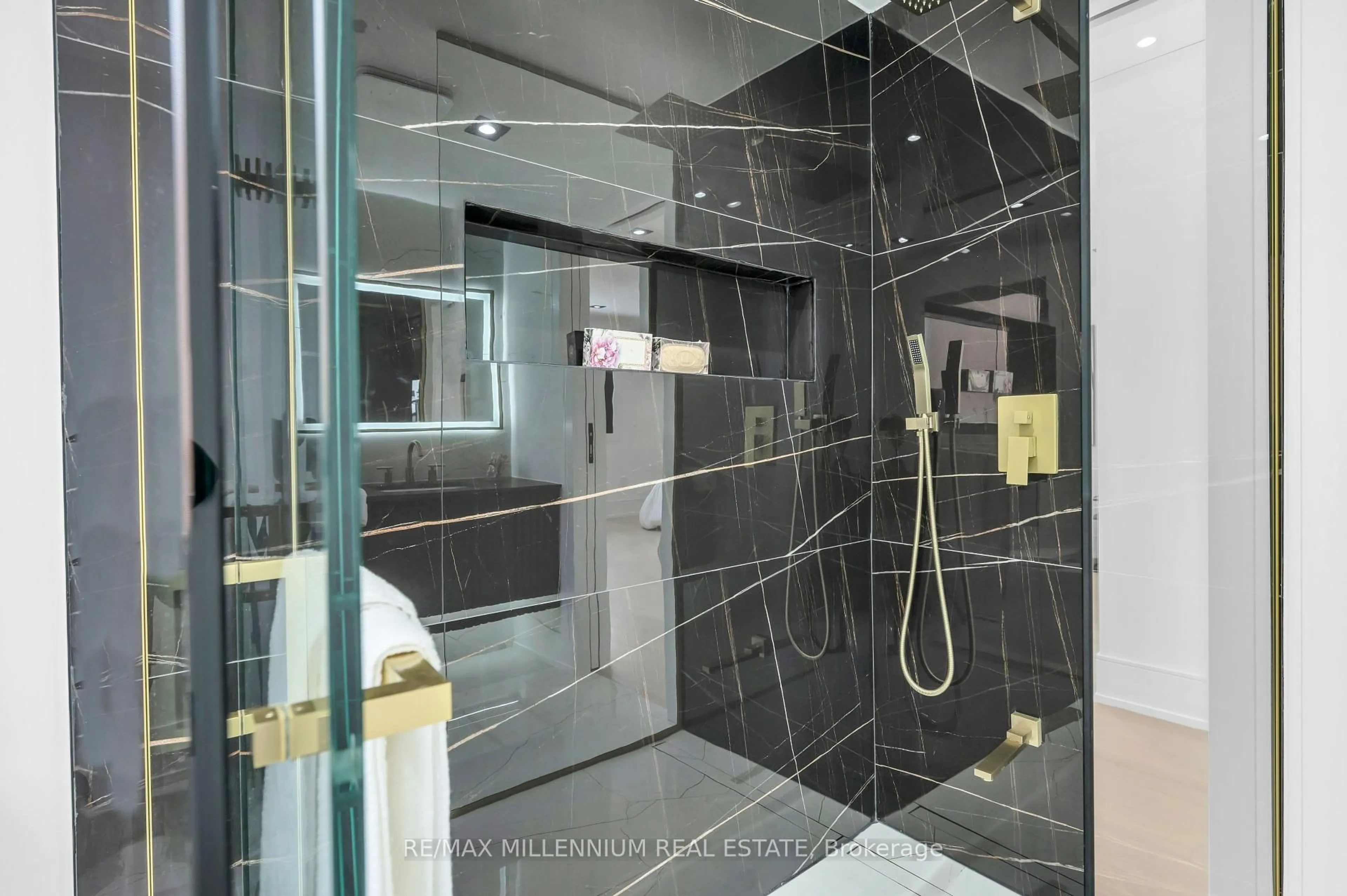 Contemporary bathroom, ceramic/tile floor for 2893 Folkway Dr, Mississauga Ontario L5L 2H2