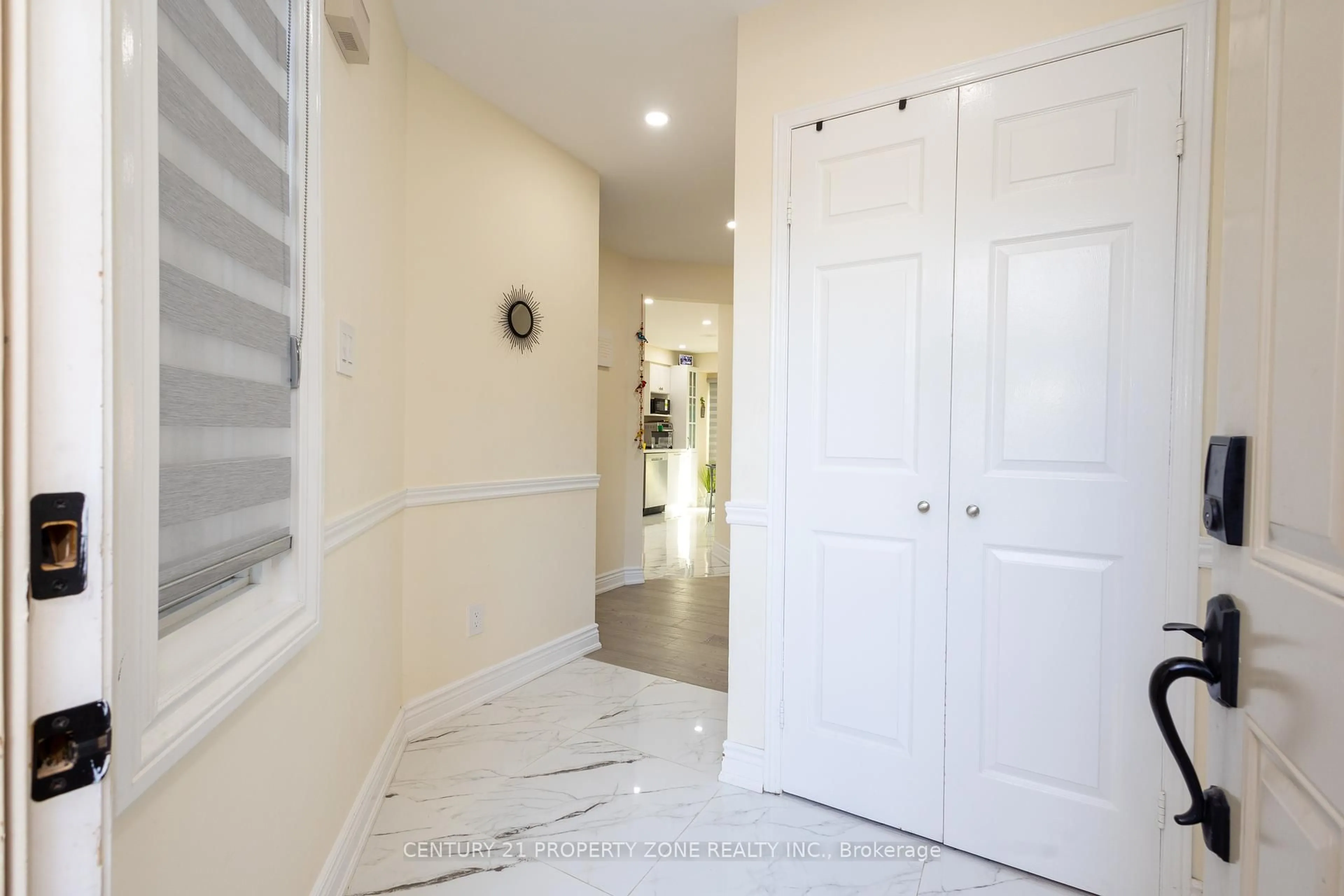 Indoor entryway for 2275 Credit Valley Rd #25, Mississauga Ontario L5M 4N5