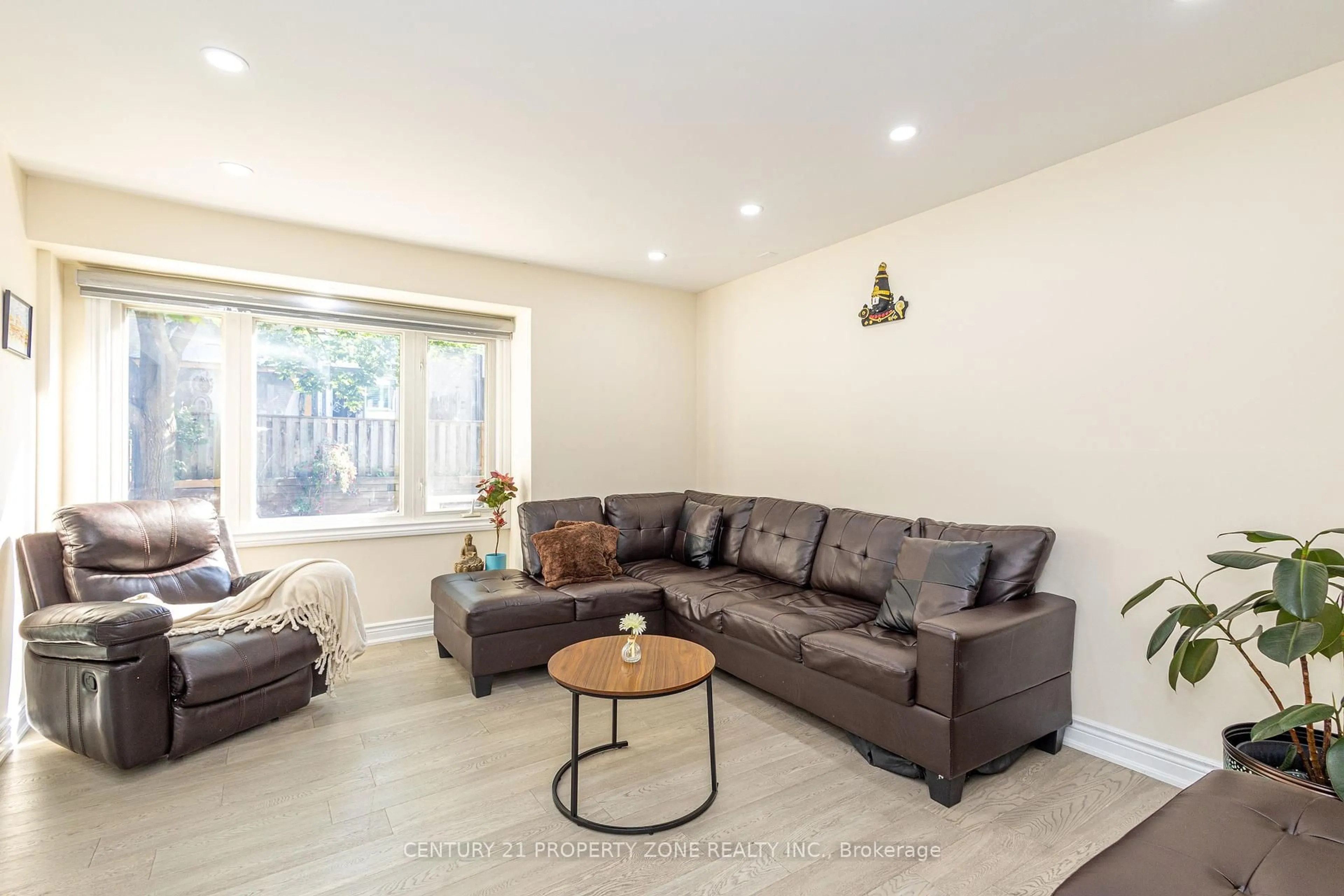 Living room with furniture, unknown for 2275 Credit Valley Rd #25, Mississauga Ontario L5M 4N5