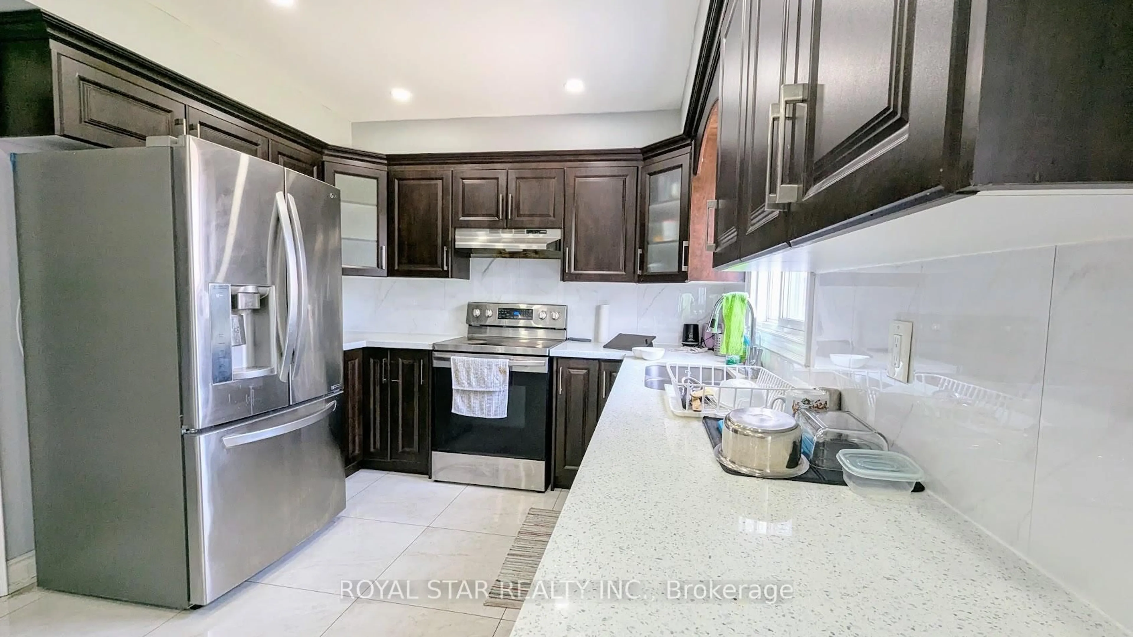 Open concept kitchen, ceramic/tile floor for 12 Oaklea Blvd, Brampton Ontario L6Y 4G7
