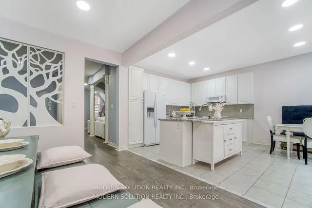 Additional image 34 of 552 Bessborough Dr