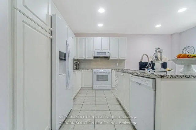 Additional image 32 of 552 Bessborough Dr