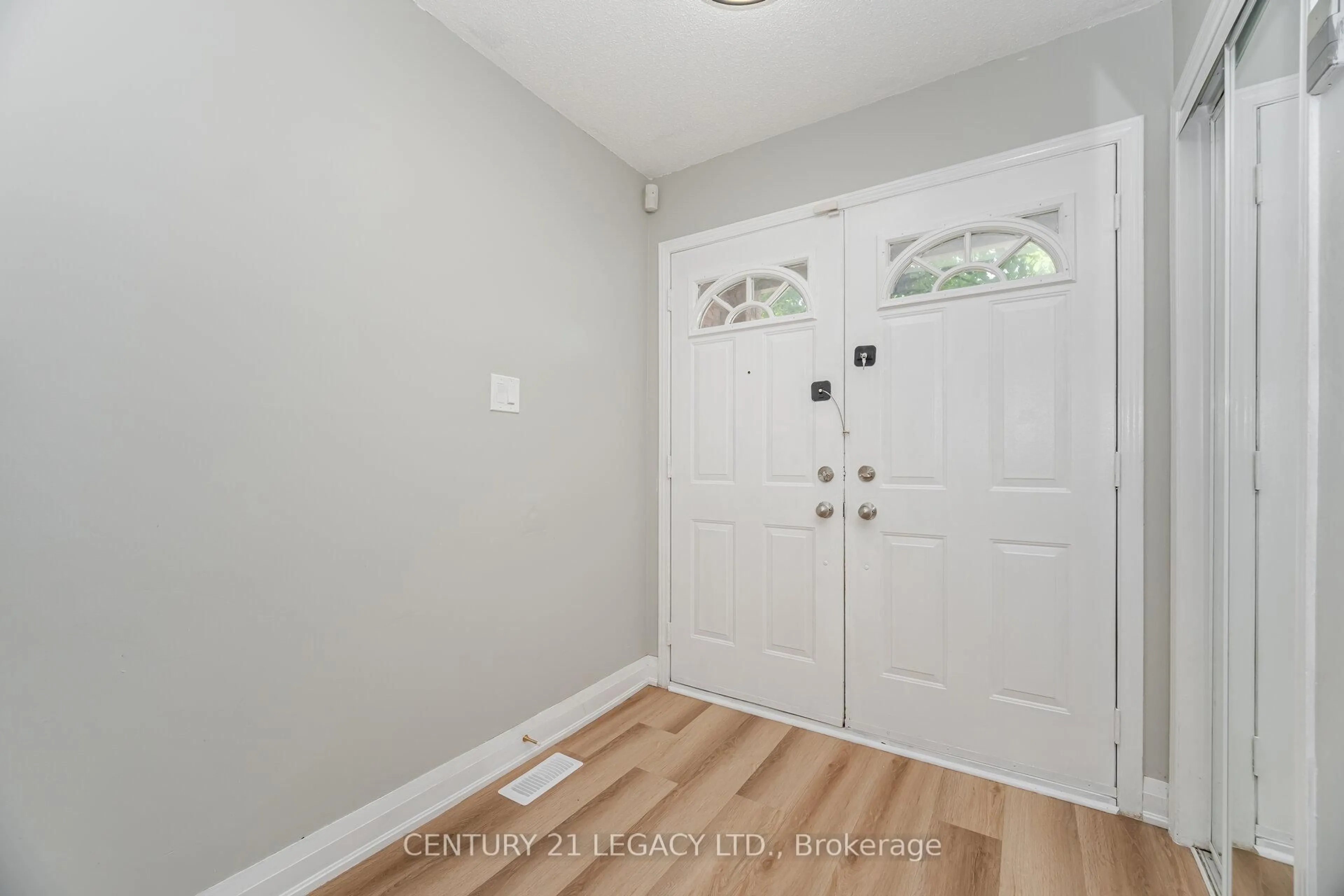 Indoor entryway for 100 Brickyard Way #11, Brampton Ontario L6V 4L9
