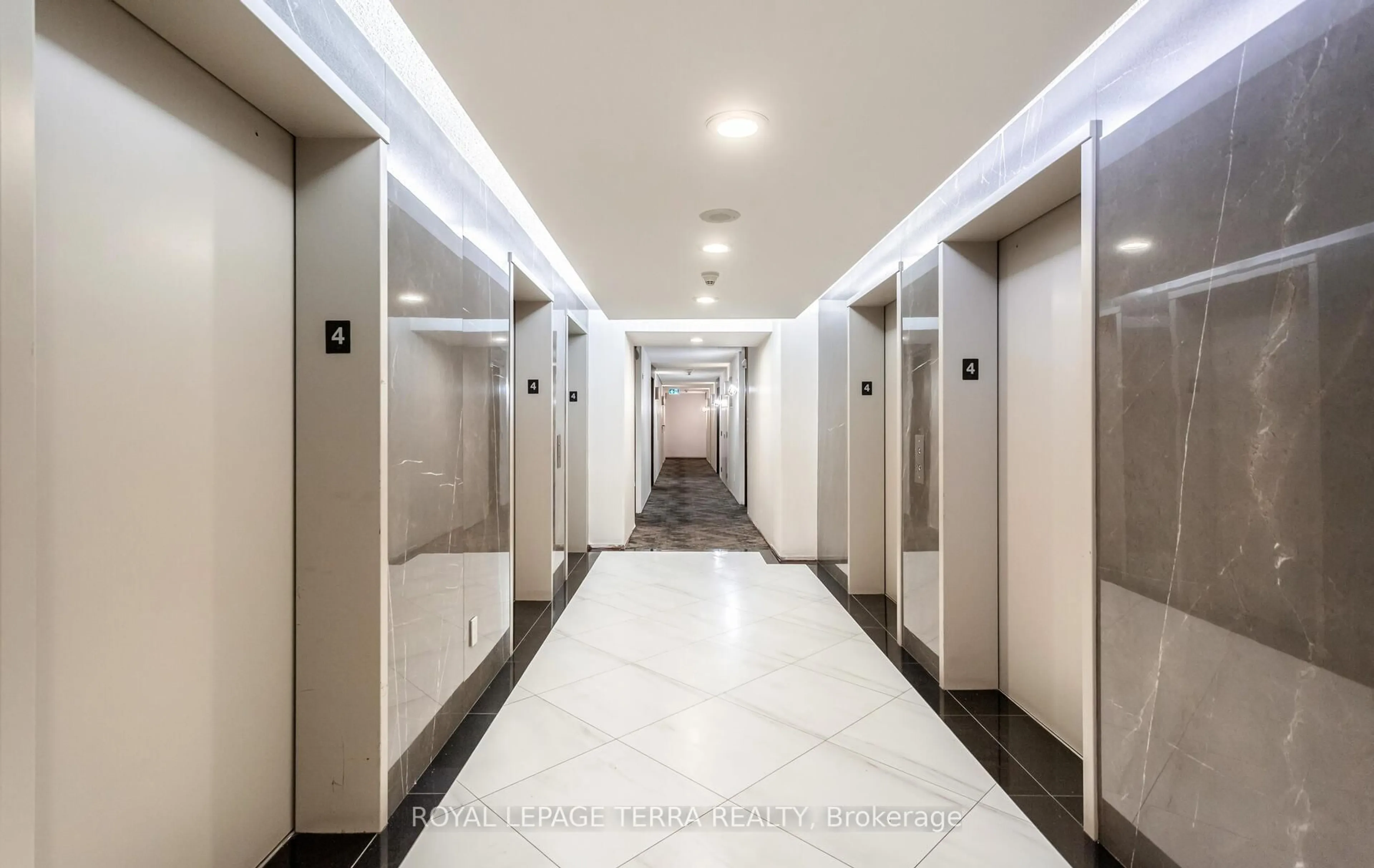 Indoor foyer for 3888 Duke Of York Blvd #430, Mississauga Ontario L5B 4P5