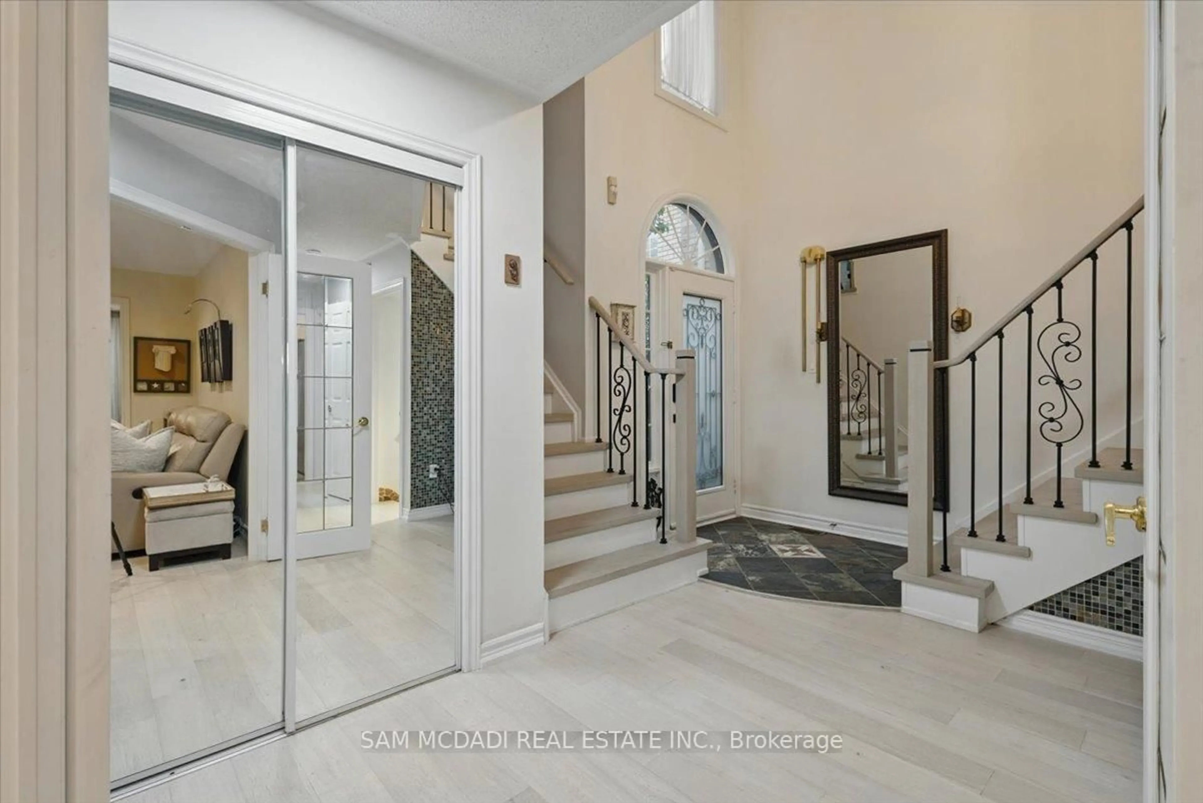 Indoor foyer for 6074 Leeside Cres, Mississauga Ontario L5M 5K6