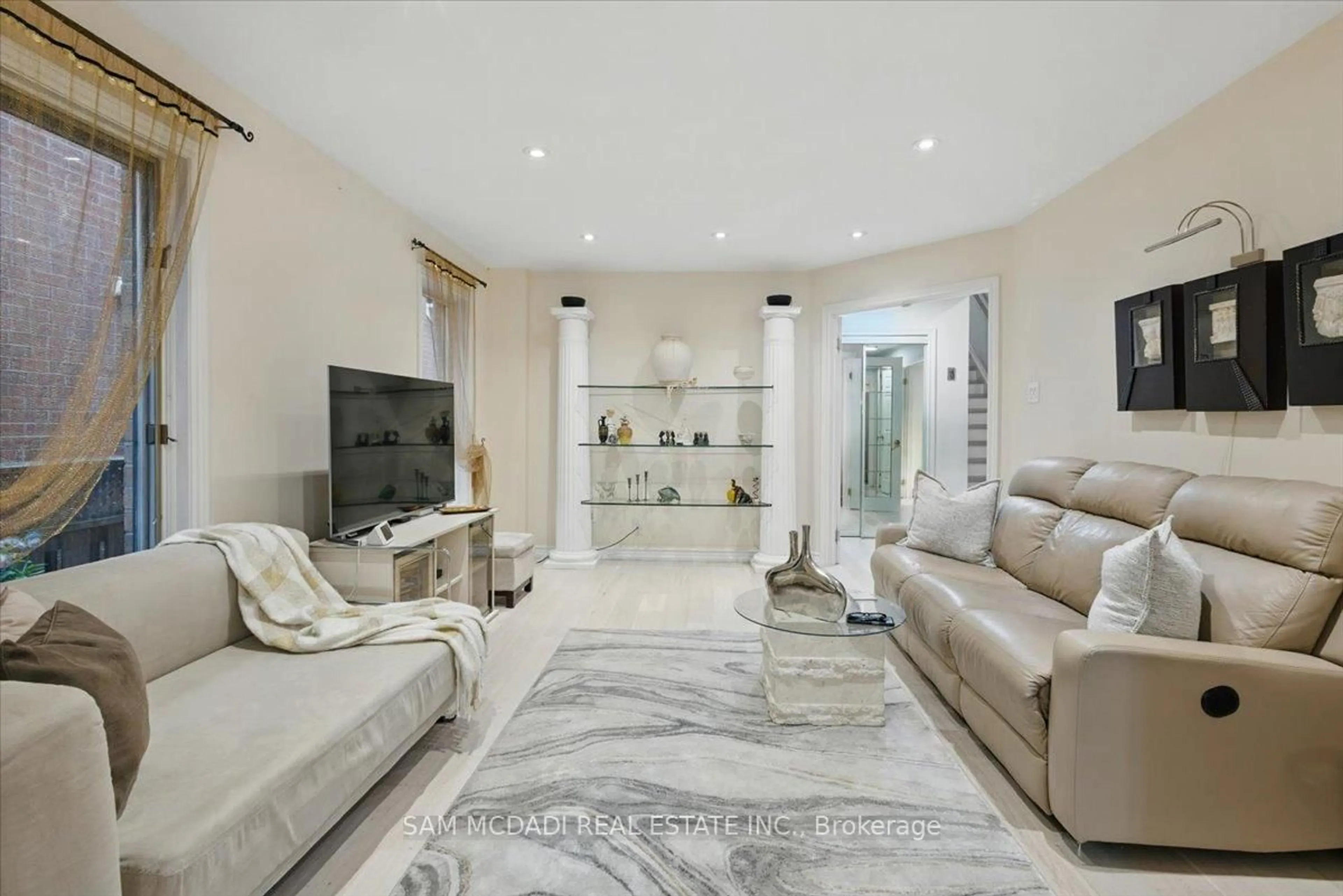Living room with furniture, ceramic/tile floor for 6074 Leeside Cres, Mississauga Ontario L5M 5K6