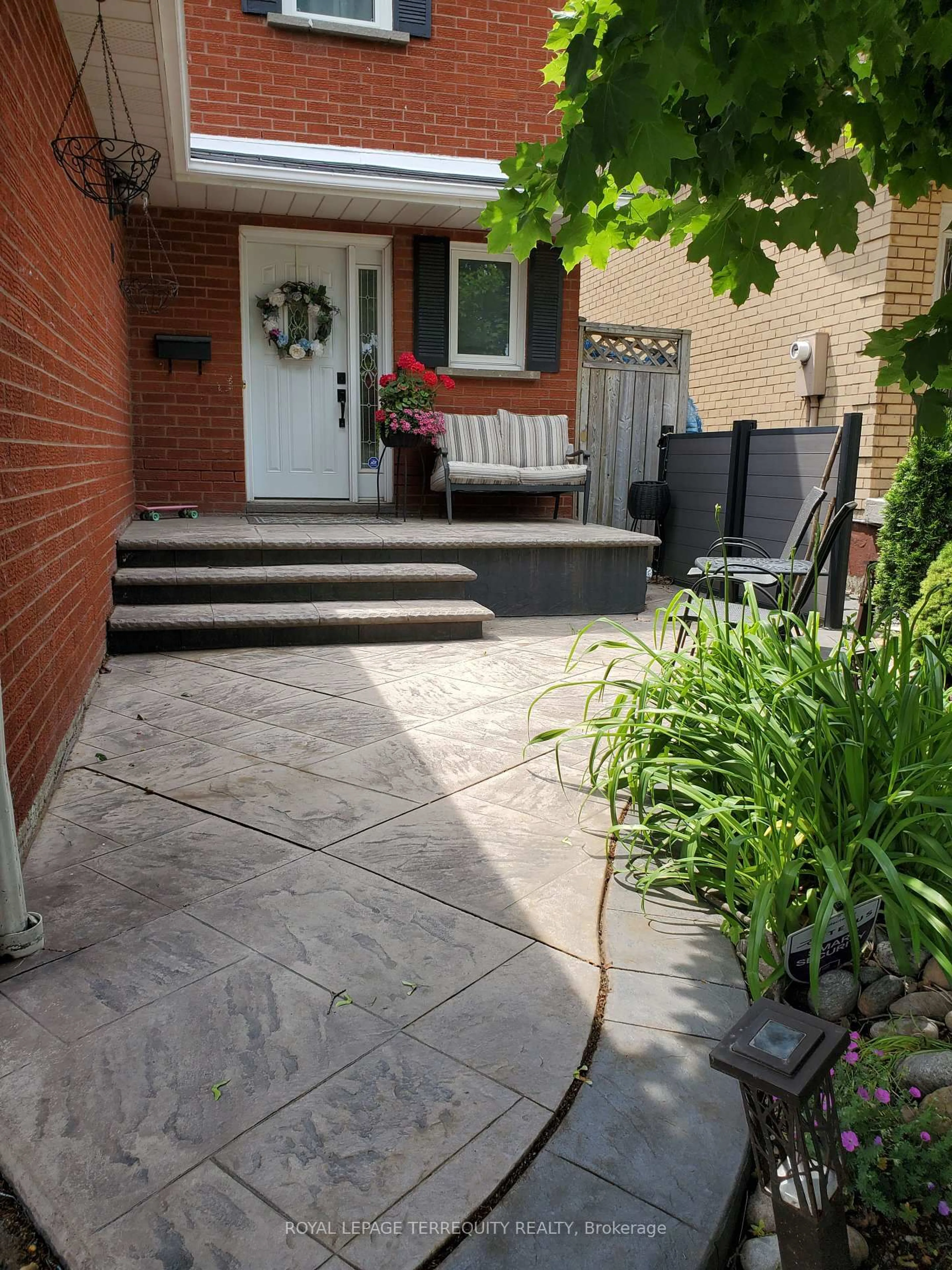 Patio, street for 19 Tralee St, Brampton Ontario L6Z 2Z6