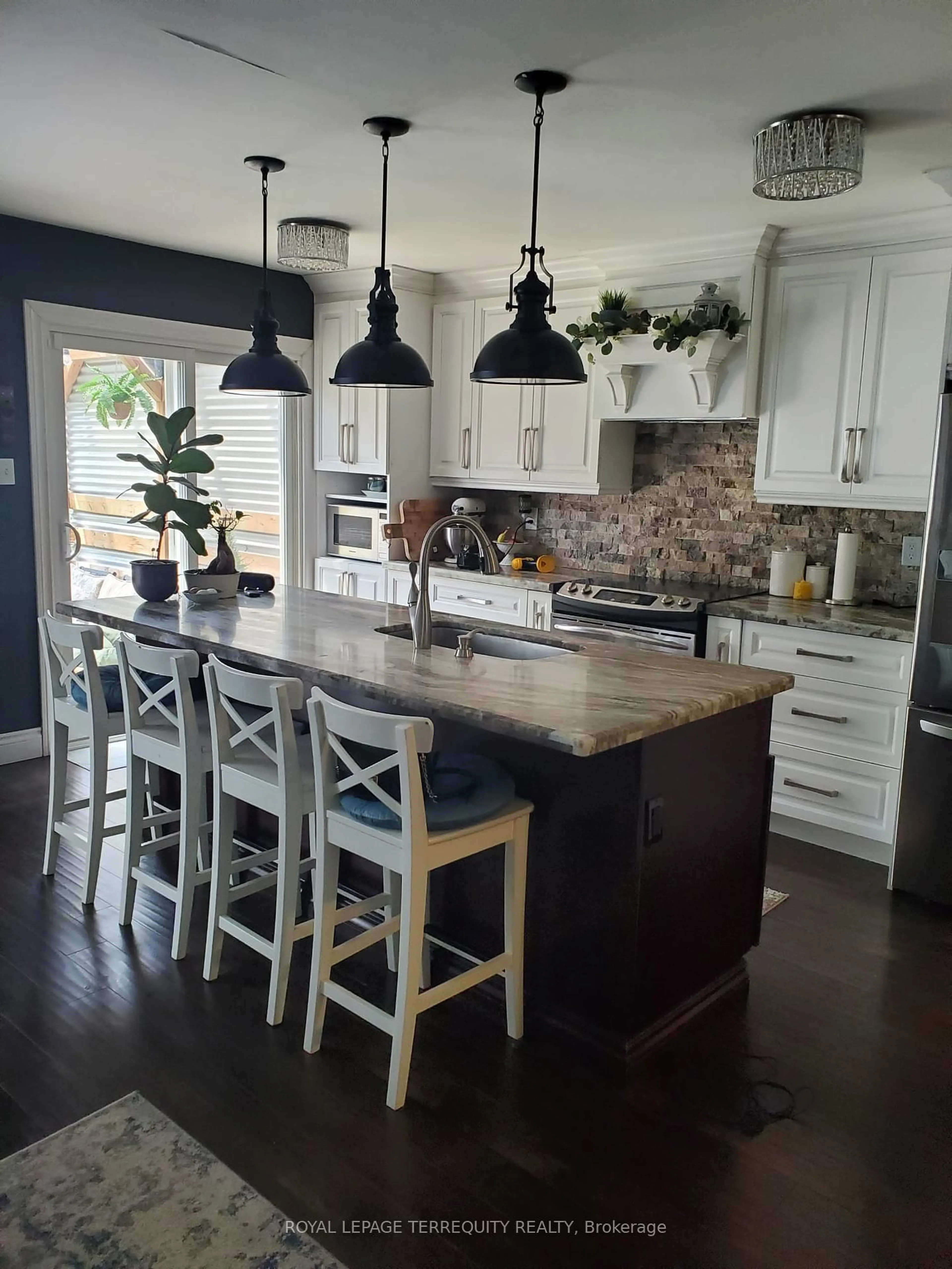 Contemporary kitchen, unknown for 19 Tralee St, Brampton Ontario L6Z 2Z6