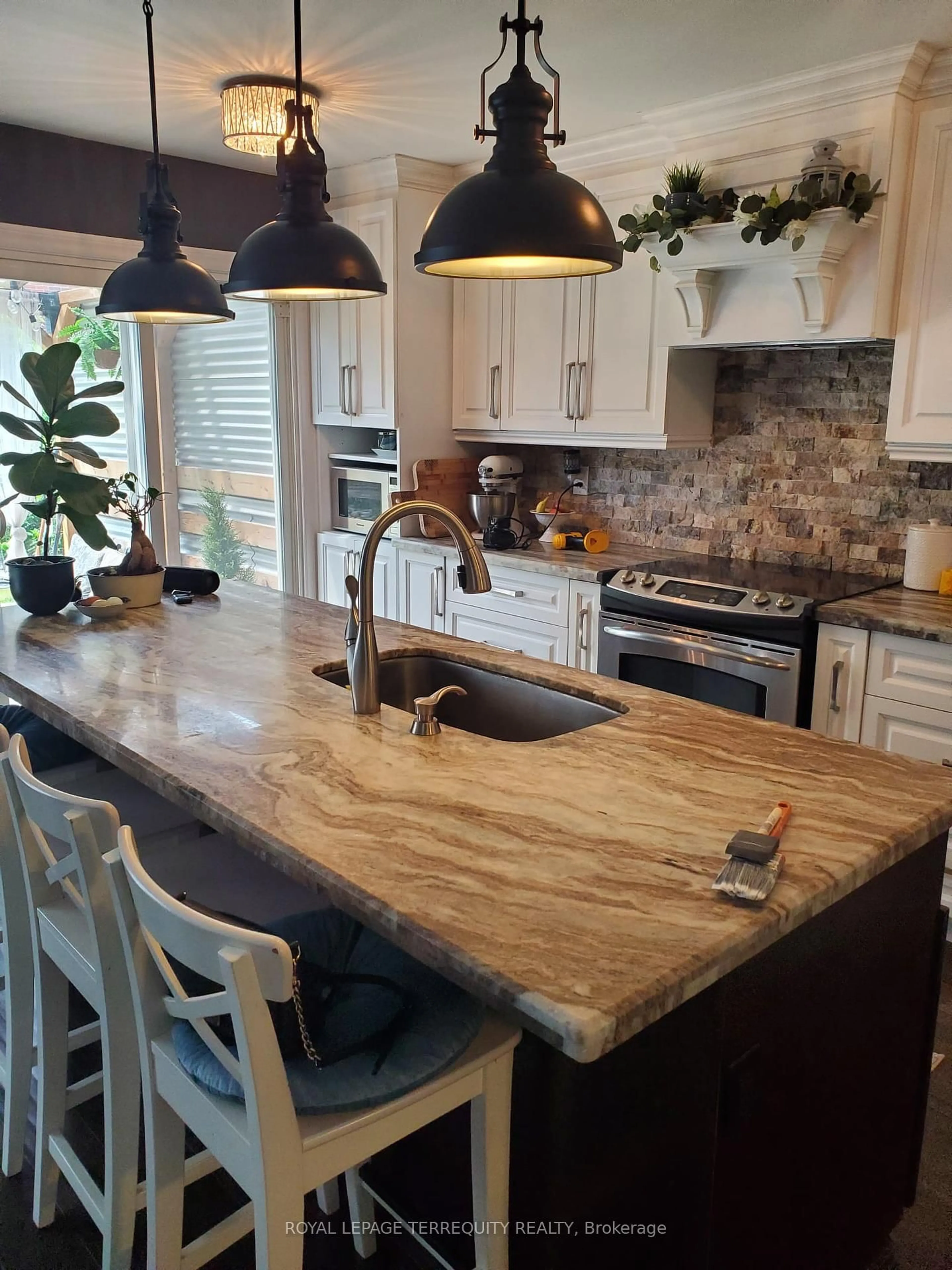 Contemporary kitchen, wood/laminate floor for 19 Tralee St, Brampton Ontario L6Z 2Z6