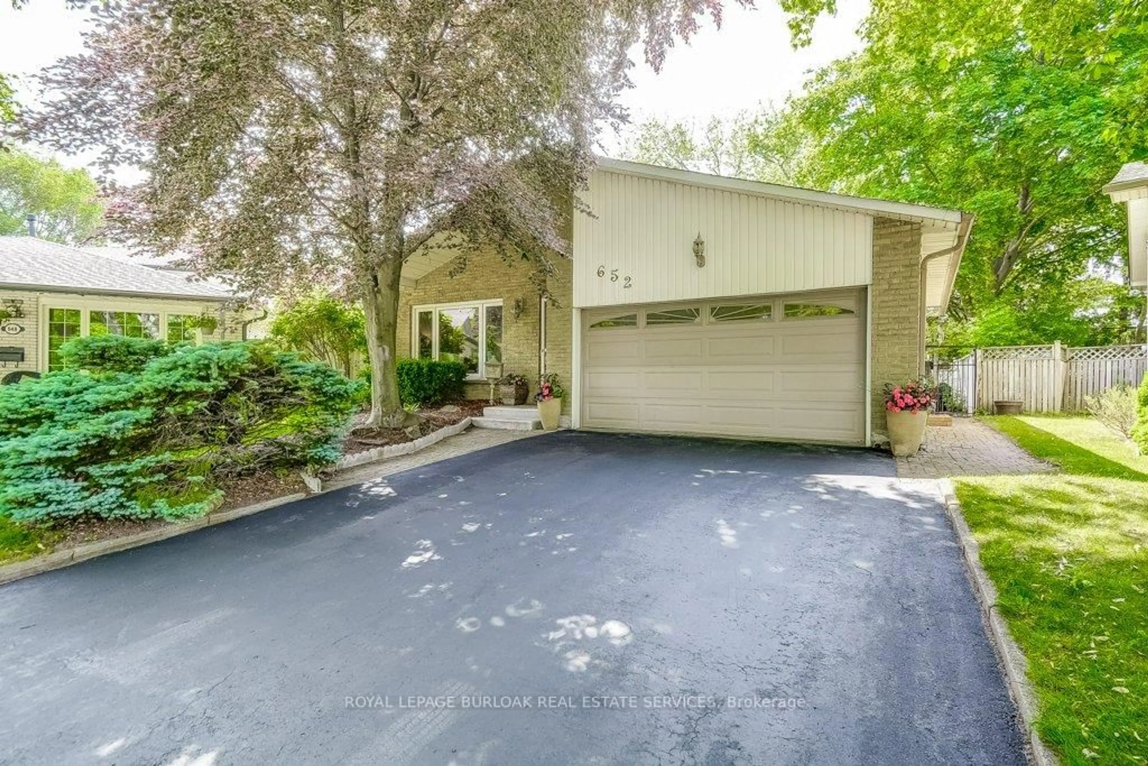 Unknown for 652 Auburn Cres, Burlington Ontario L7L 5B2