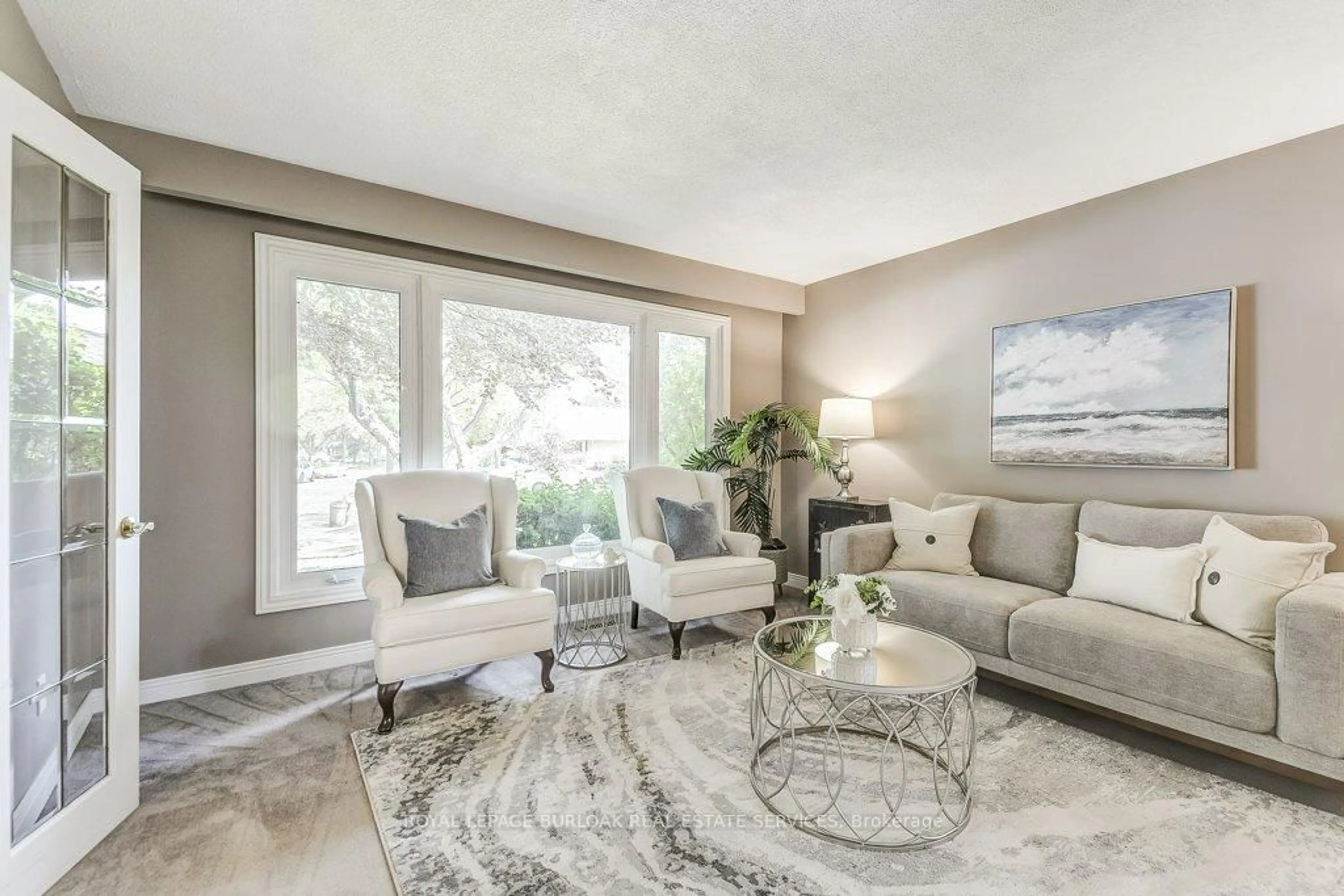 Living room with furniture, unknown for 652 Auburn Cres, Burlington Ontario L7L 5B2
