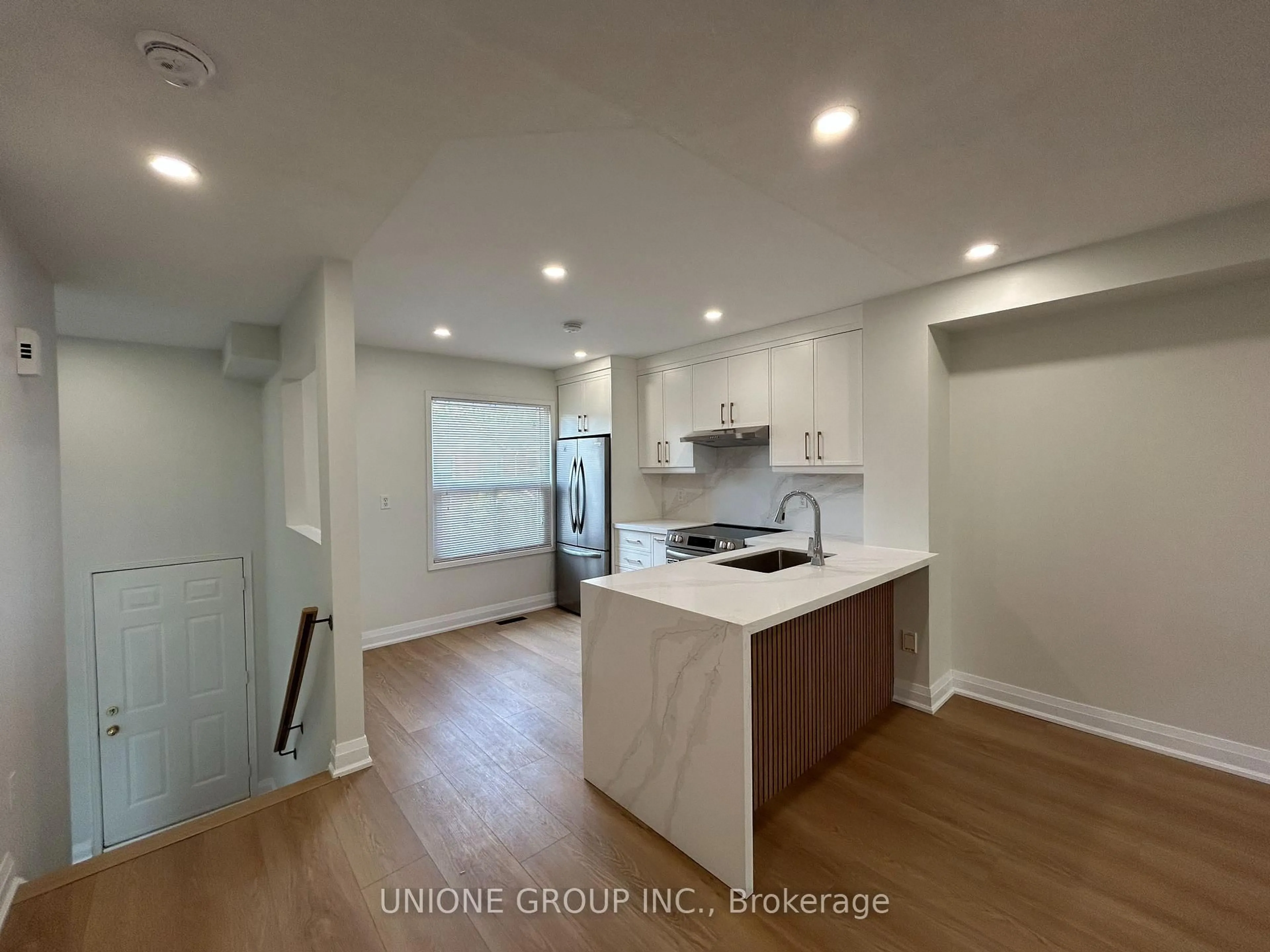 Open concept kitchen, wood/laminate floor for 1570 Reeves Gate #7, Oakville Ontario L6M 3J3