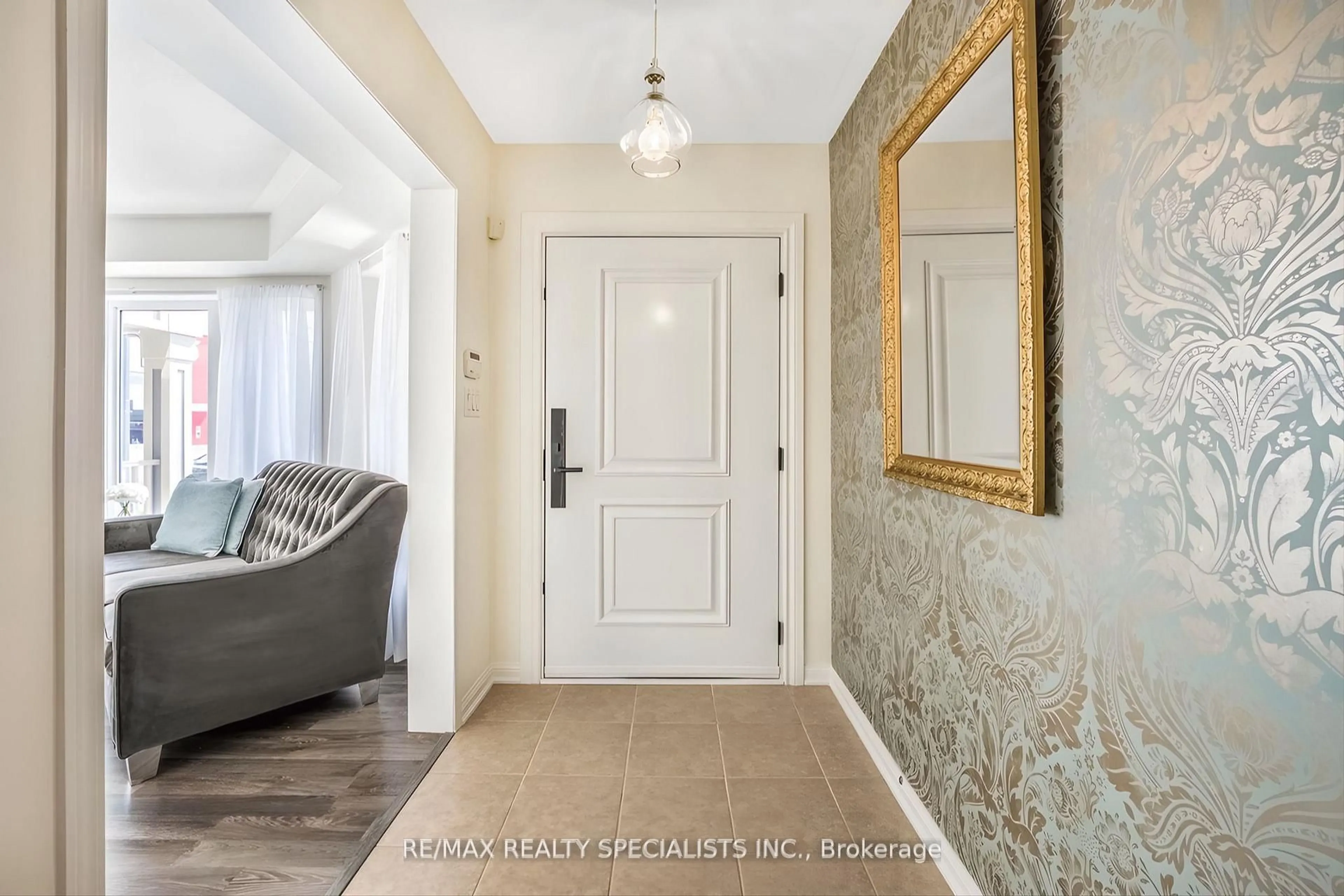 Indoor entryway for 605 Scott Blvd, Milton Ontario L9T 0P4