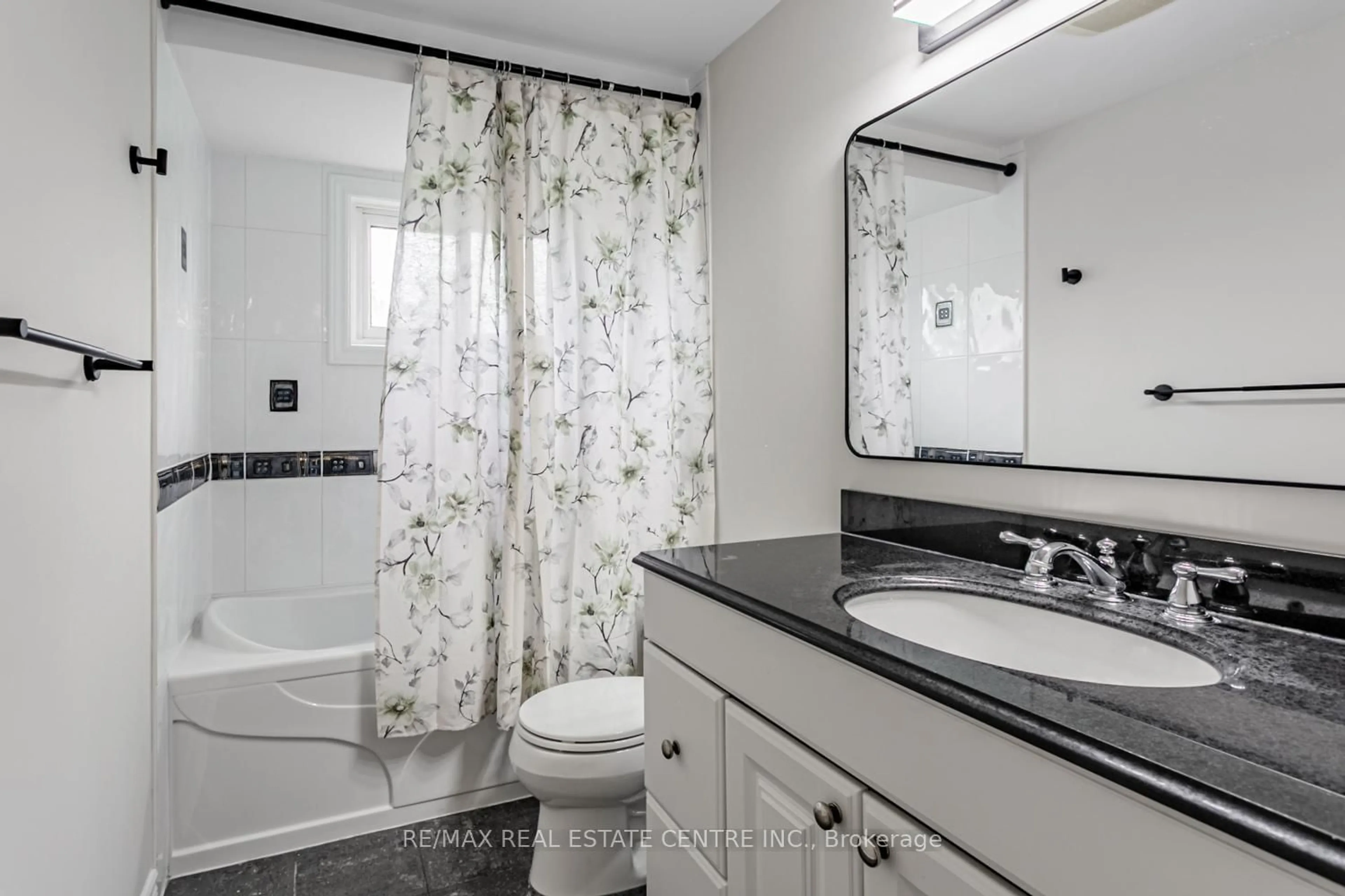 Standard bathroom, ceramic/tile floor for 7221 Danton Promenade, Mississauga Ontario L5N 5C5