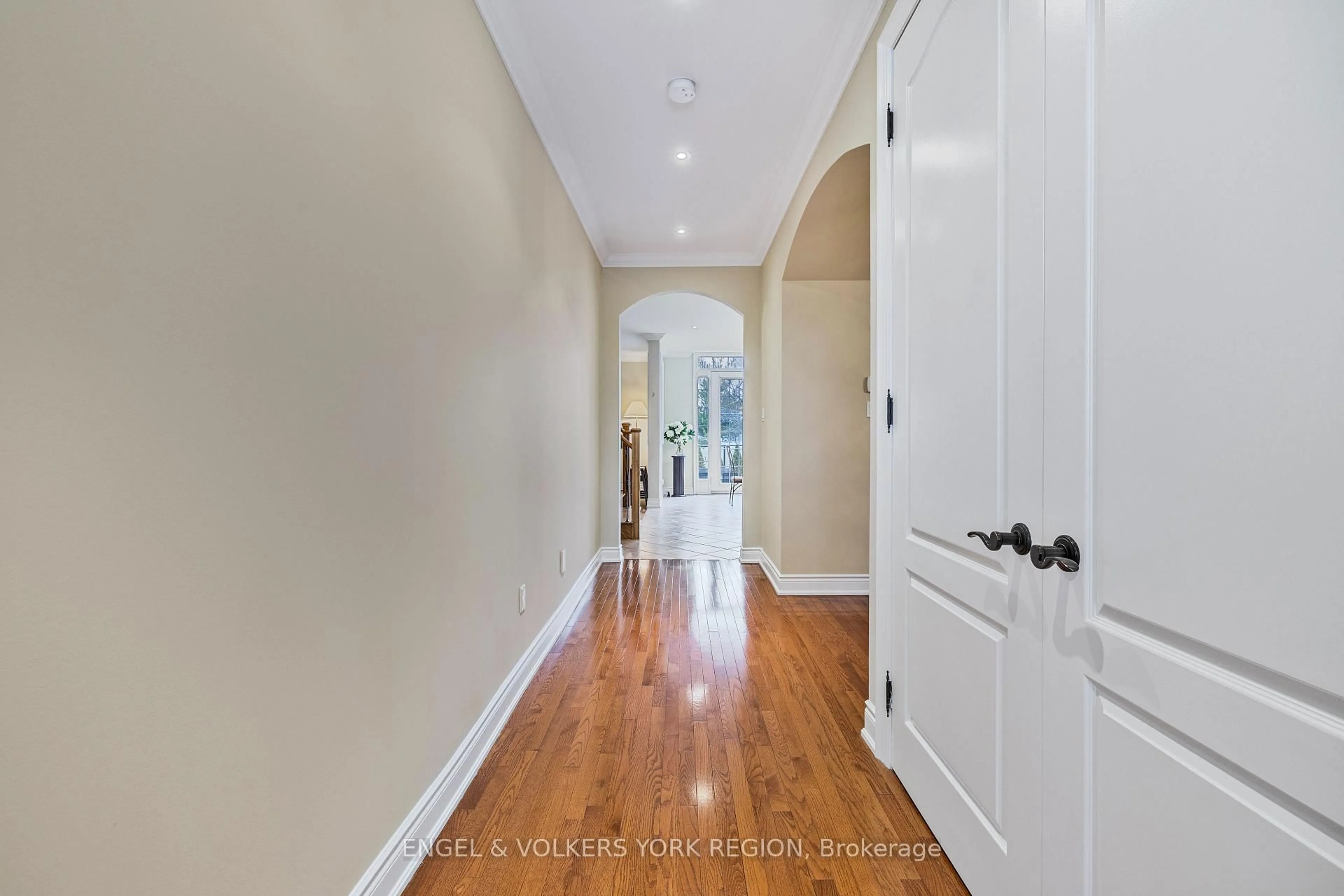 Indoor entryway for 26 Imperial Lakes Dr, Brampton Ontario L6P 2V3