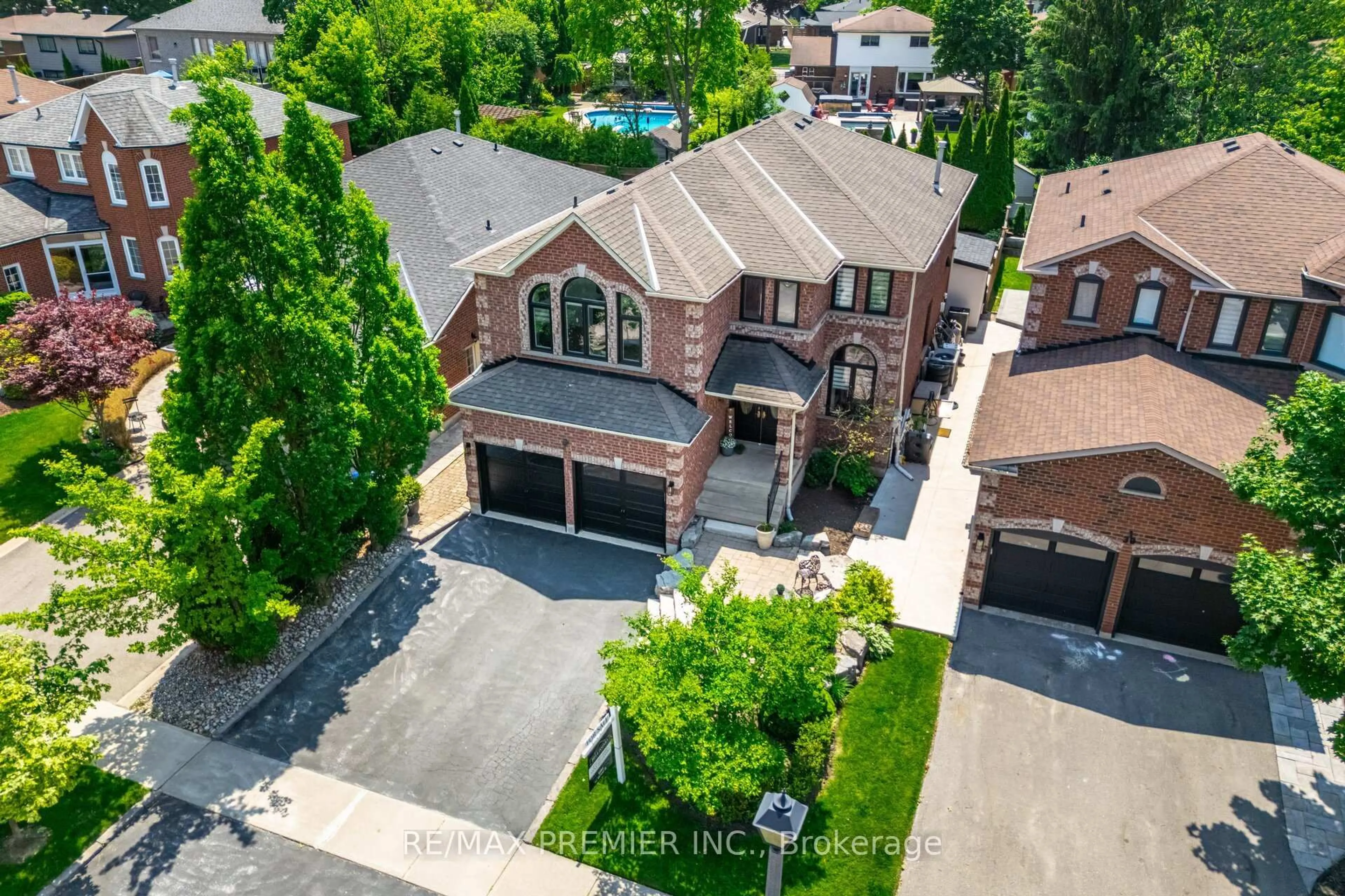 A pic from outside/outdoor area/front of a property/back of a property/a pic from drone, street for 28 Strawberry Hill Crt, Caledon Ontario L7E 1S1
