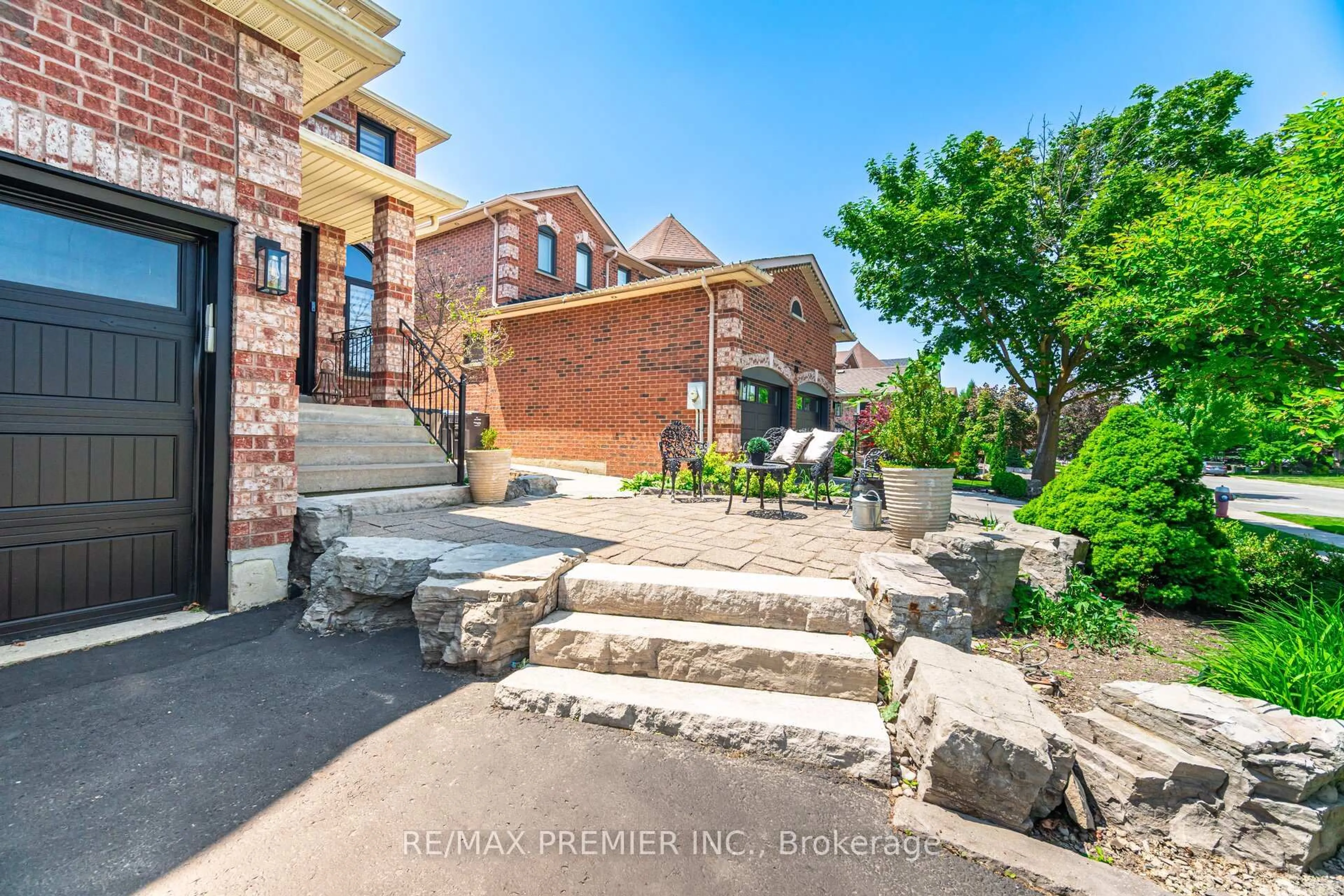 Home with brick exterior material, street for 28 Strawberry Hill Crt, Caledon Ontario L7E 1S1
