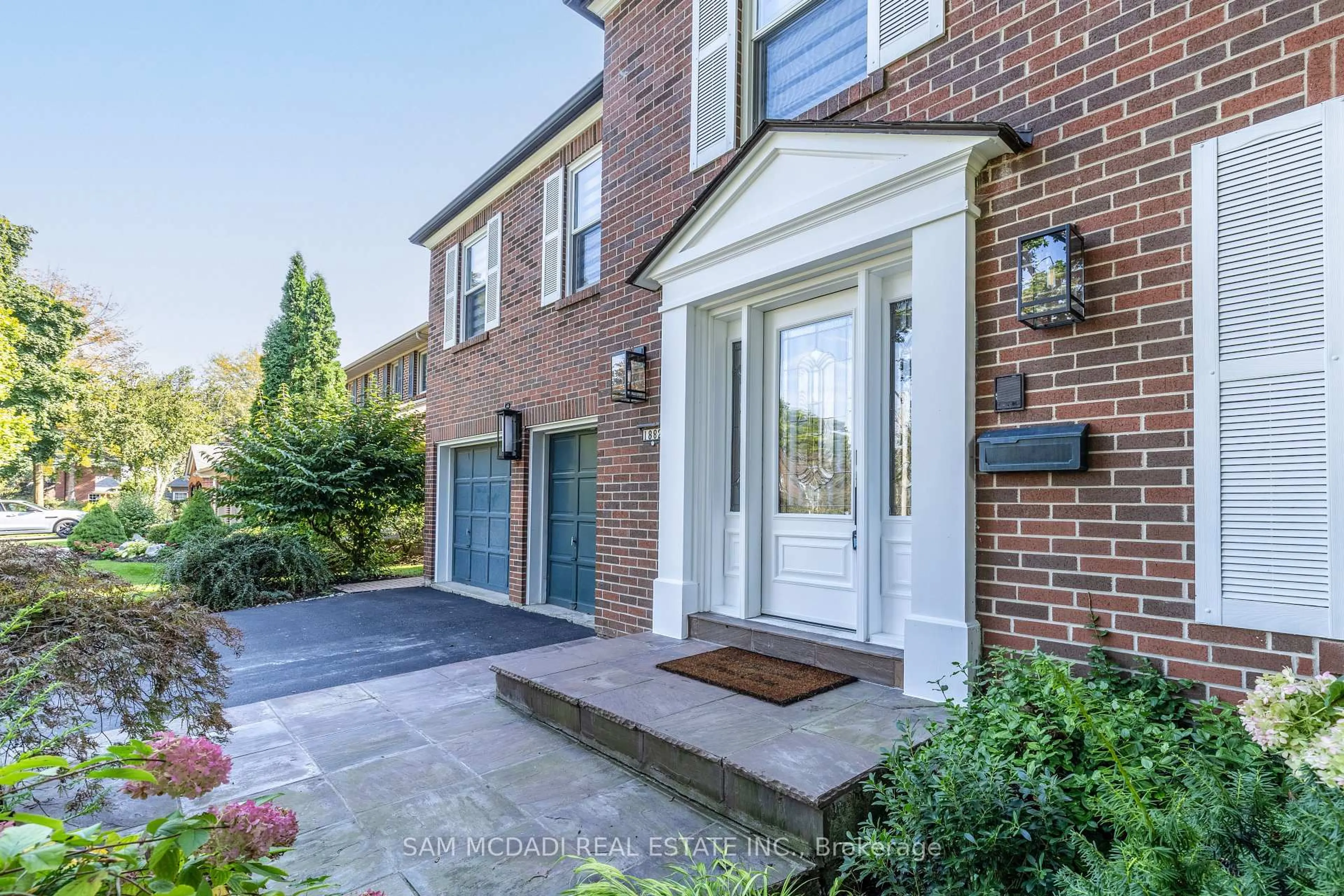Home with brick exterior material, street for 1882 Sherwood Forrest Circ, Mississauga Ontario L5K 2E7